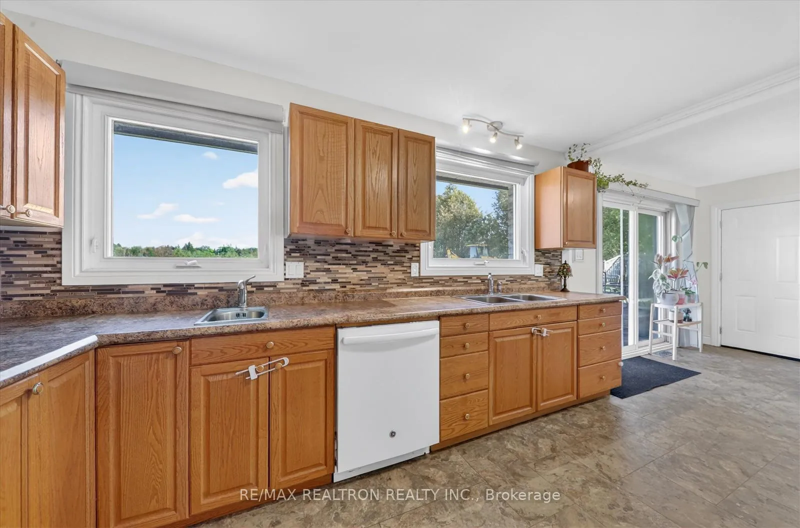 Photo 8 of 20 Valley View Drive, Cavan Monaghan, Cavan Twp — HOMEH