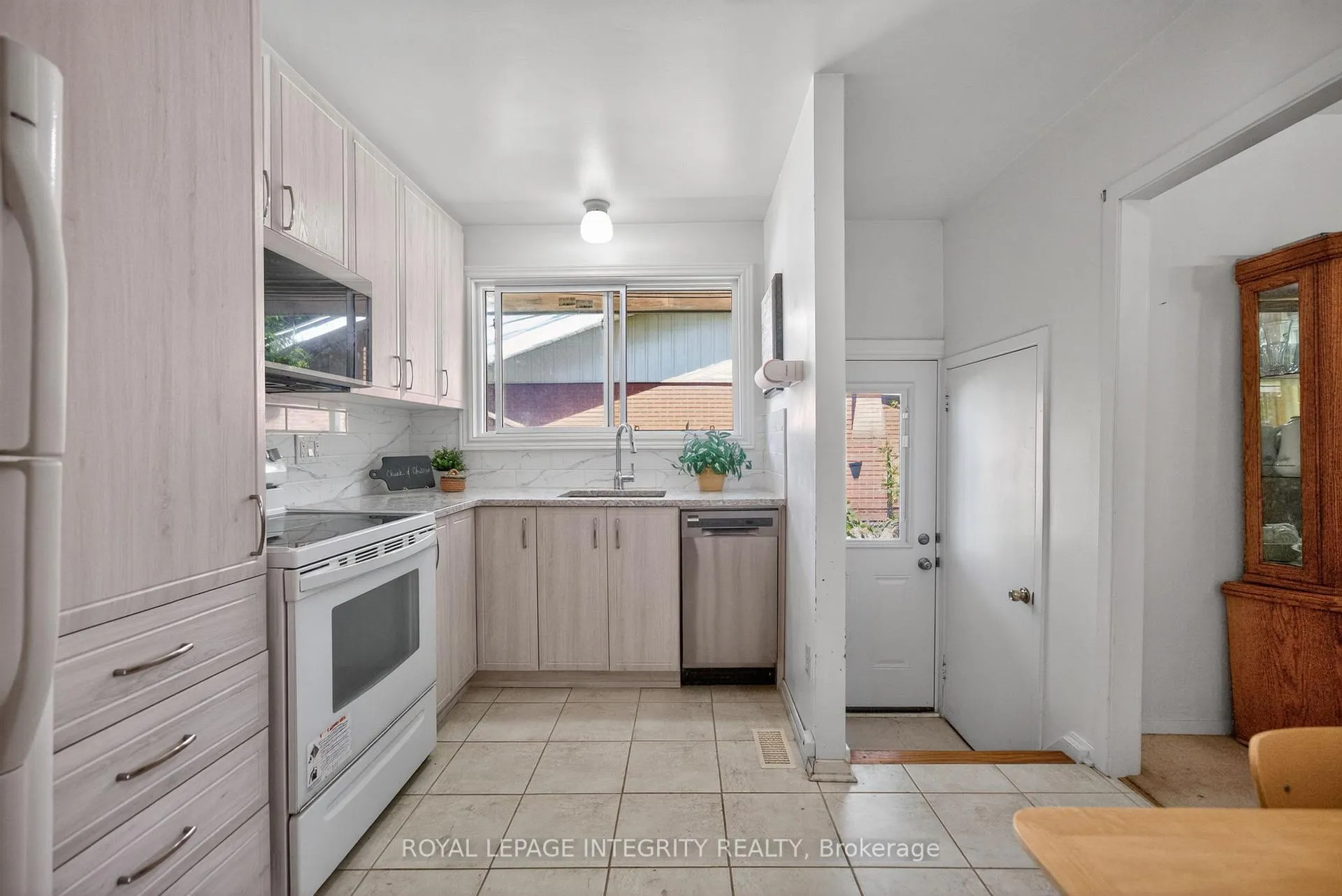Photo 10 of 619 Blanchard Crescent, Ottawa, Mooneys Bay/Revelstoke — HOMEH