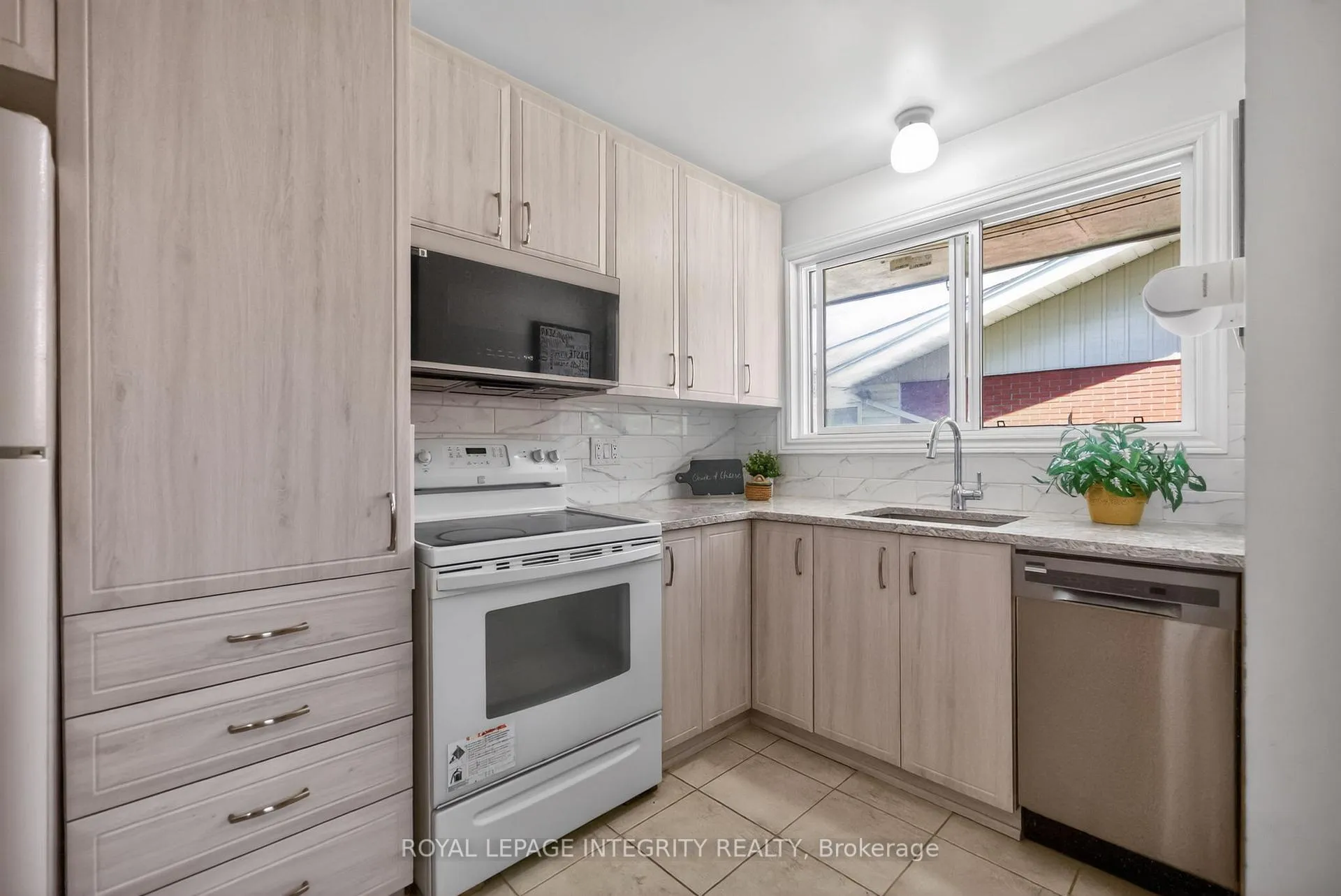 Photo 12 of 619 Blanchard Crescent, Ottawa, Mooneys Bay/Revelstoke — HOMEH