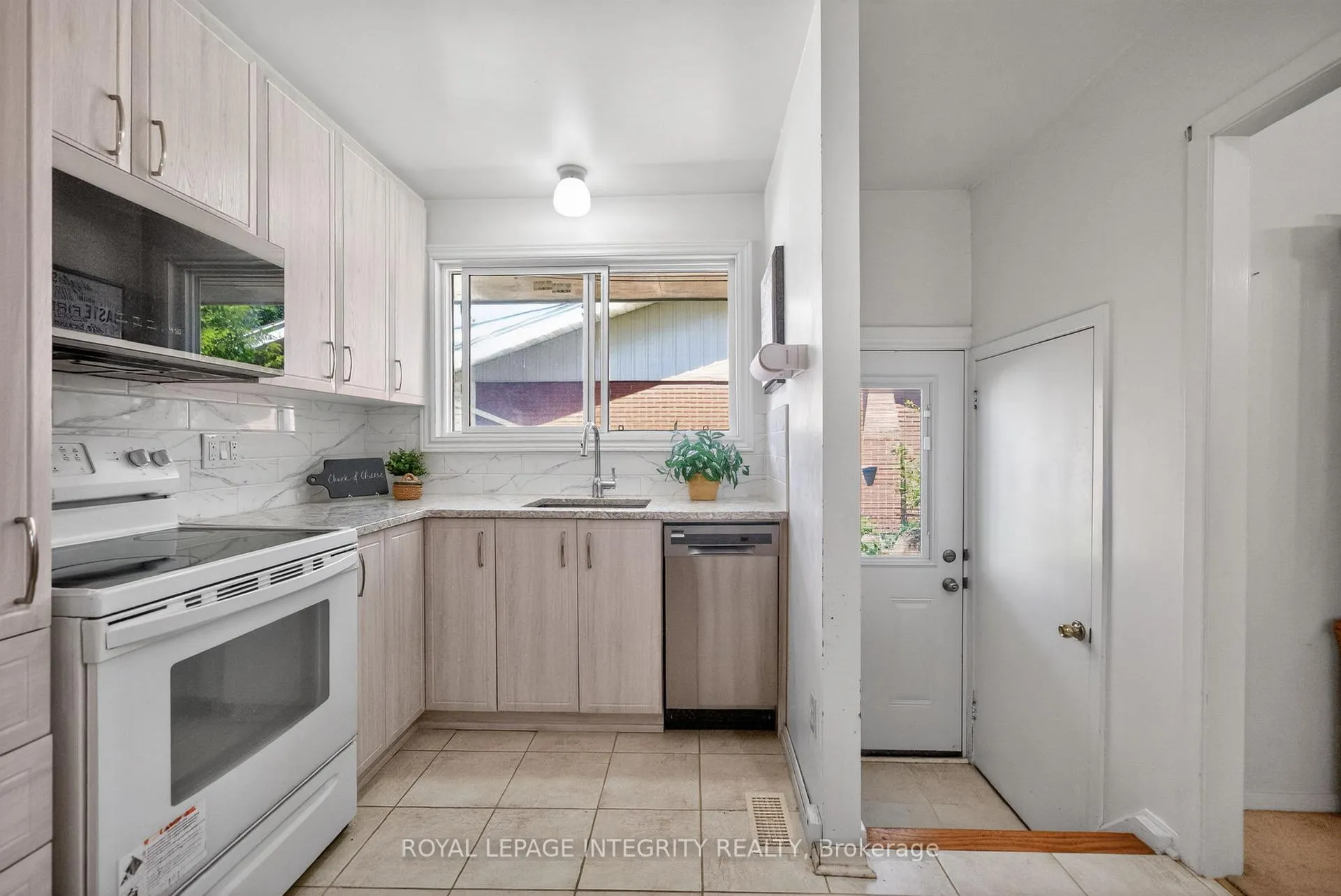 Photo 13 of 619 Blanchard Crescent, Ottawa, Mooneys Bay/Revelstoke — HOMEH