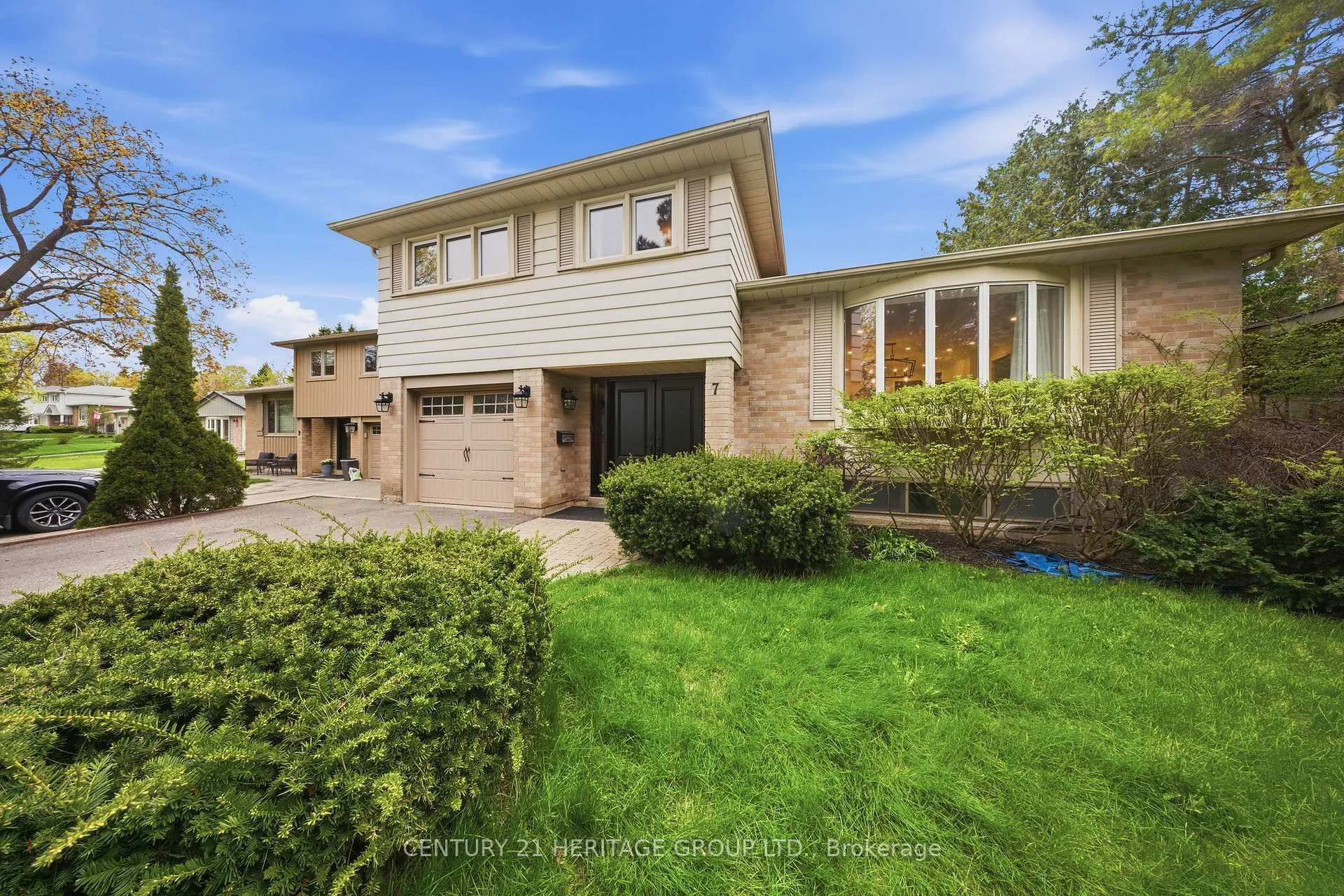 Photo 2 of 7 Cedar Crescent, Aurora, Aurora Village — HOMEH