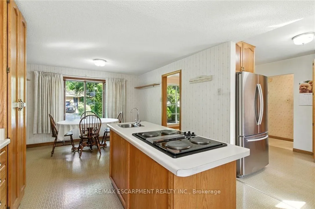 Photo 3 of 18 Jasper Drive, Hamilton, Stoney Creek — HOMEH