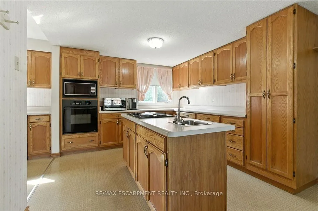 Photo 4 of 18 Jasper Drive, Hamilton, Stoney Creek — HOMEH