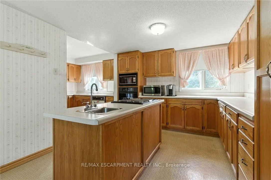 Photo 5 of 18 Jasper Drive, Hamilton, Stoney Creek — HOMEH