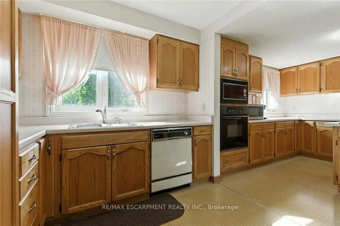 Photo 9 of 18 Jasper Drive, Hamilton, Stoney Creek — HOMEH