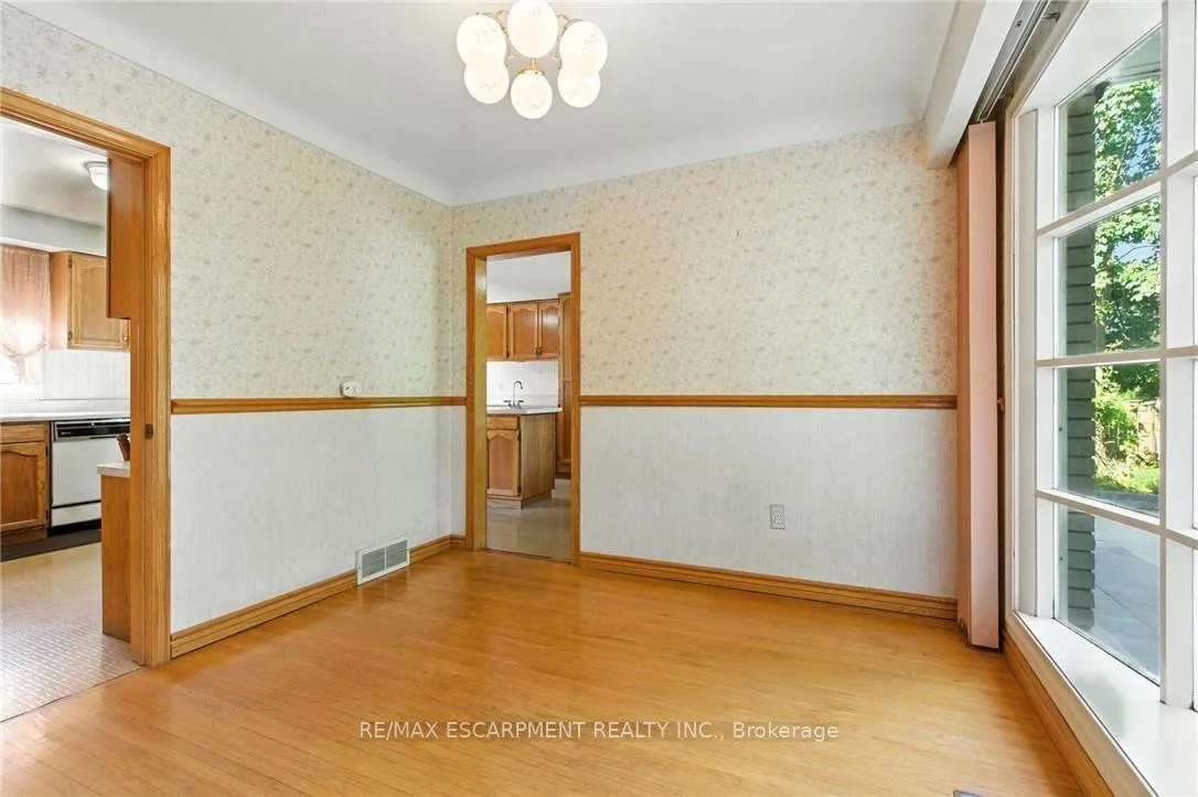 Photo 13 of 18 Jasper Drive, Hamilton, Stoney Creek — HOMEH