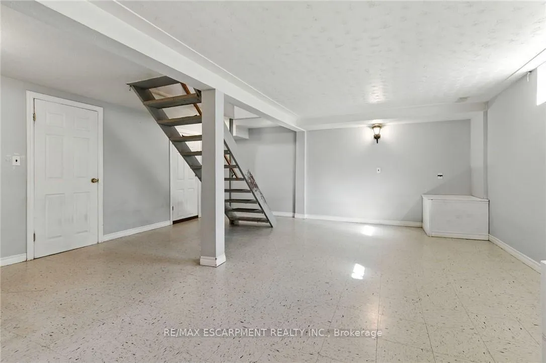 Photo 32 of 18 Jasper Drive, Hamilton, Stoney Creek — HOMEH