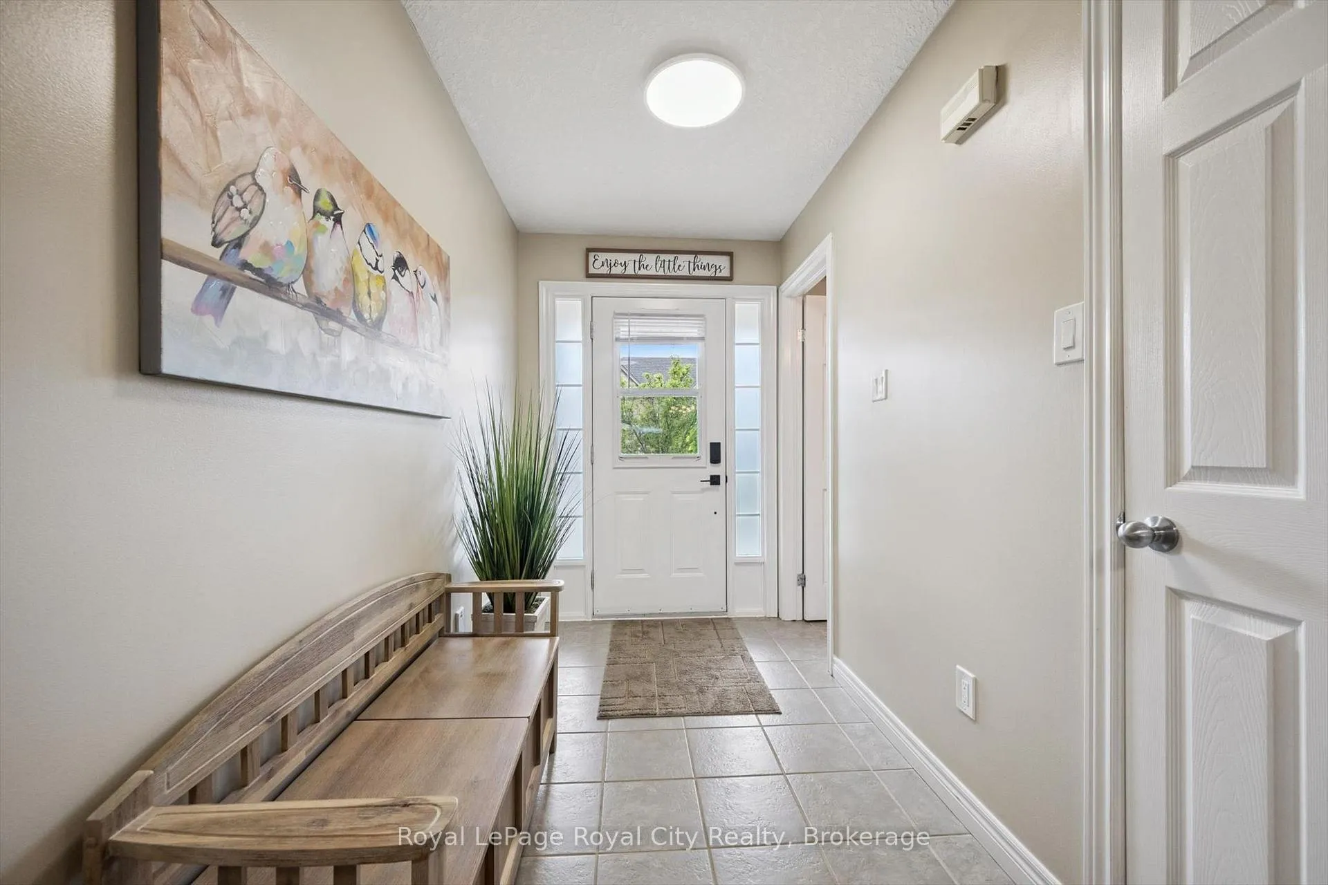 Photo 4 of 462 Lausanne Crescent, Waterloo, Beechwood West — HOMEH