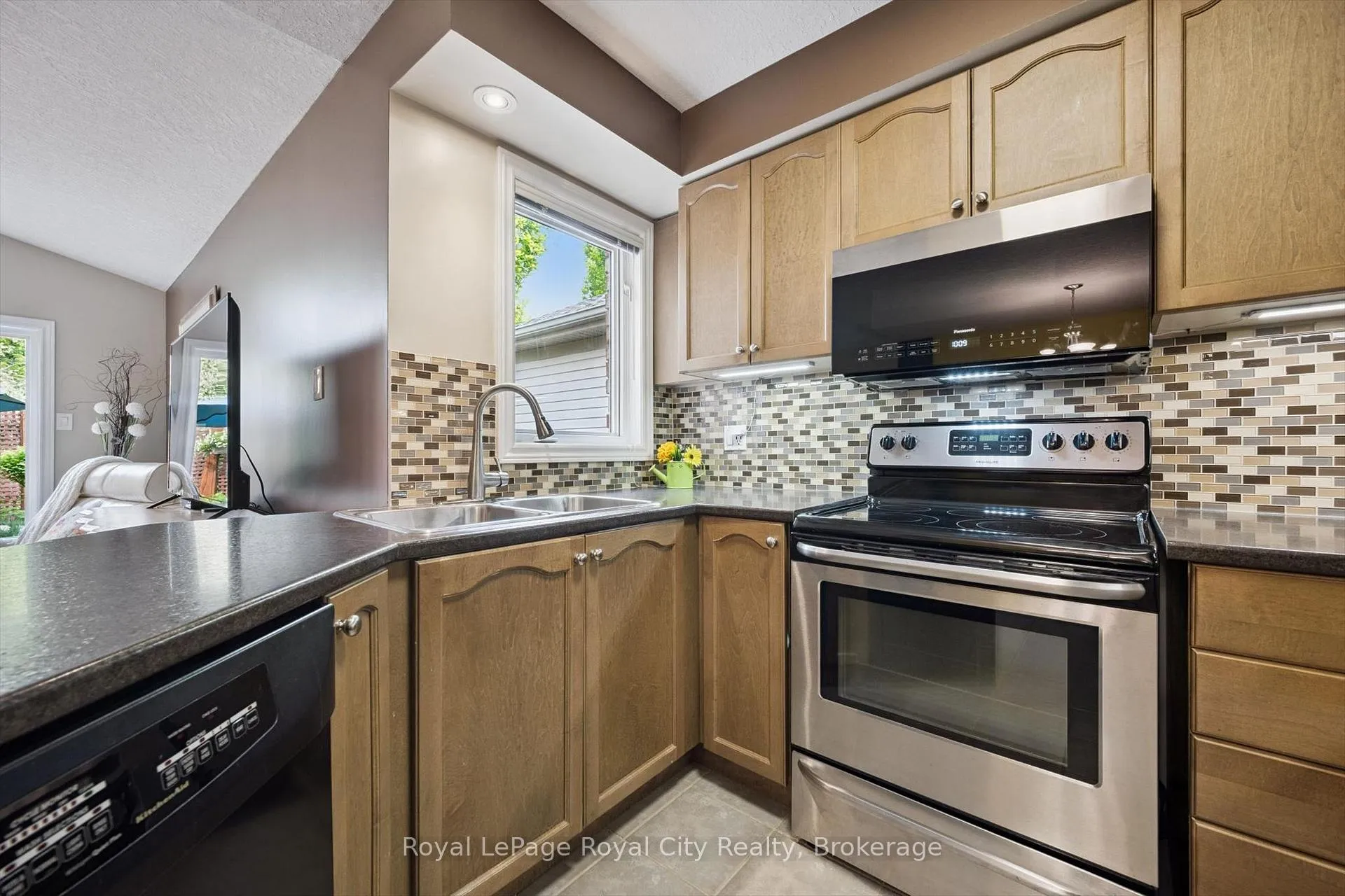 Photo 7 of 462 Lausanne Crescent, Waterloo, Beechwood West — HOMEH
