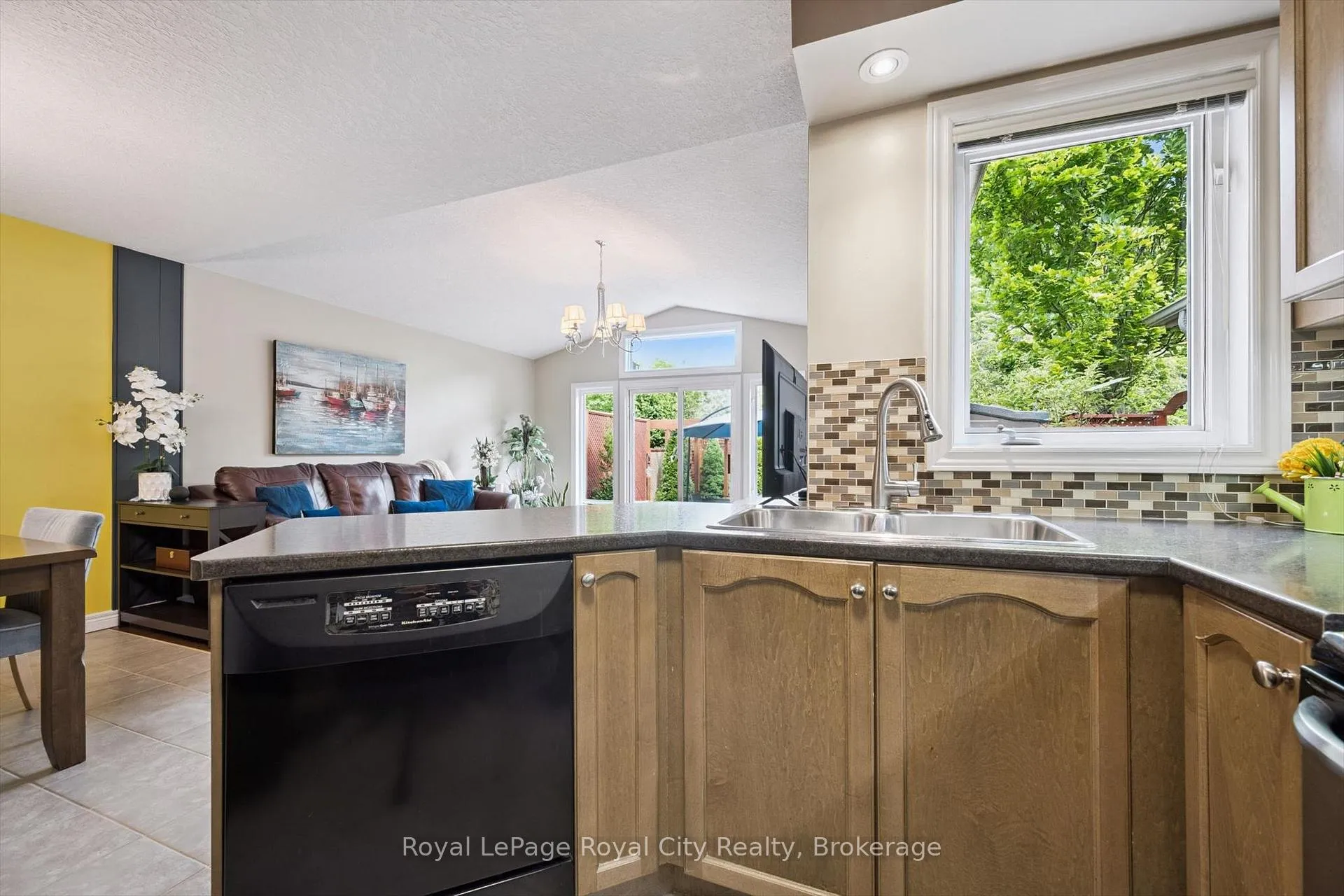 Photo 8 of 462 Lausanne Crescent, Waterloo, Beechwood West — HOMEH
