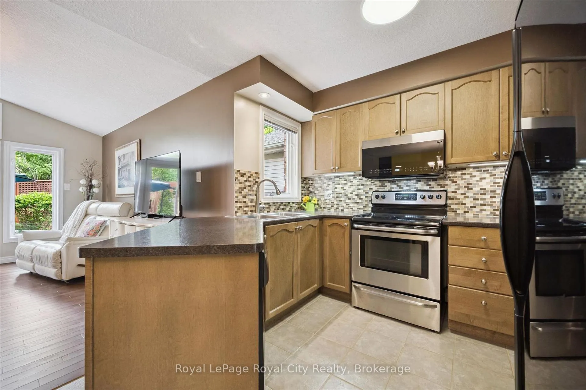 Photo 9 of 462 Lausanne Crescent, Waterloo, Beechwood West — HOMEH