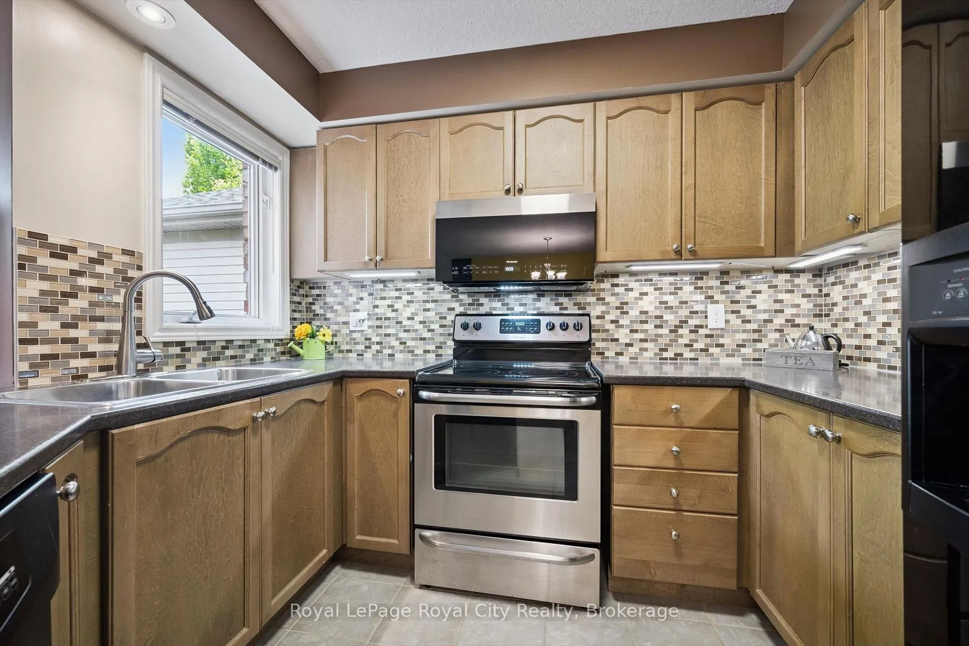 Photo 10 of 462 Lausanne Crescent, Waterloo, Beechwood West — HOMEH