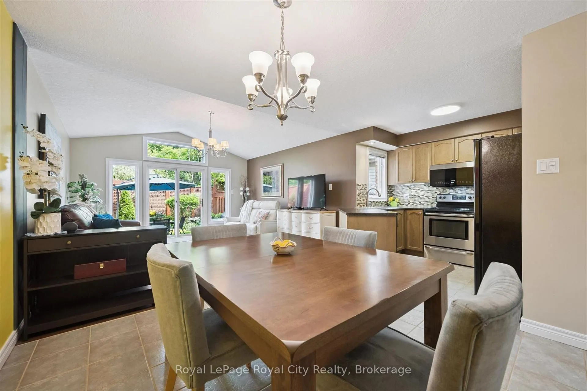 Photo 14 of 462 Lausanne Crescent, Waterloo, Beechwood West — HOMEH