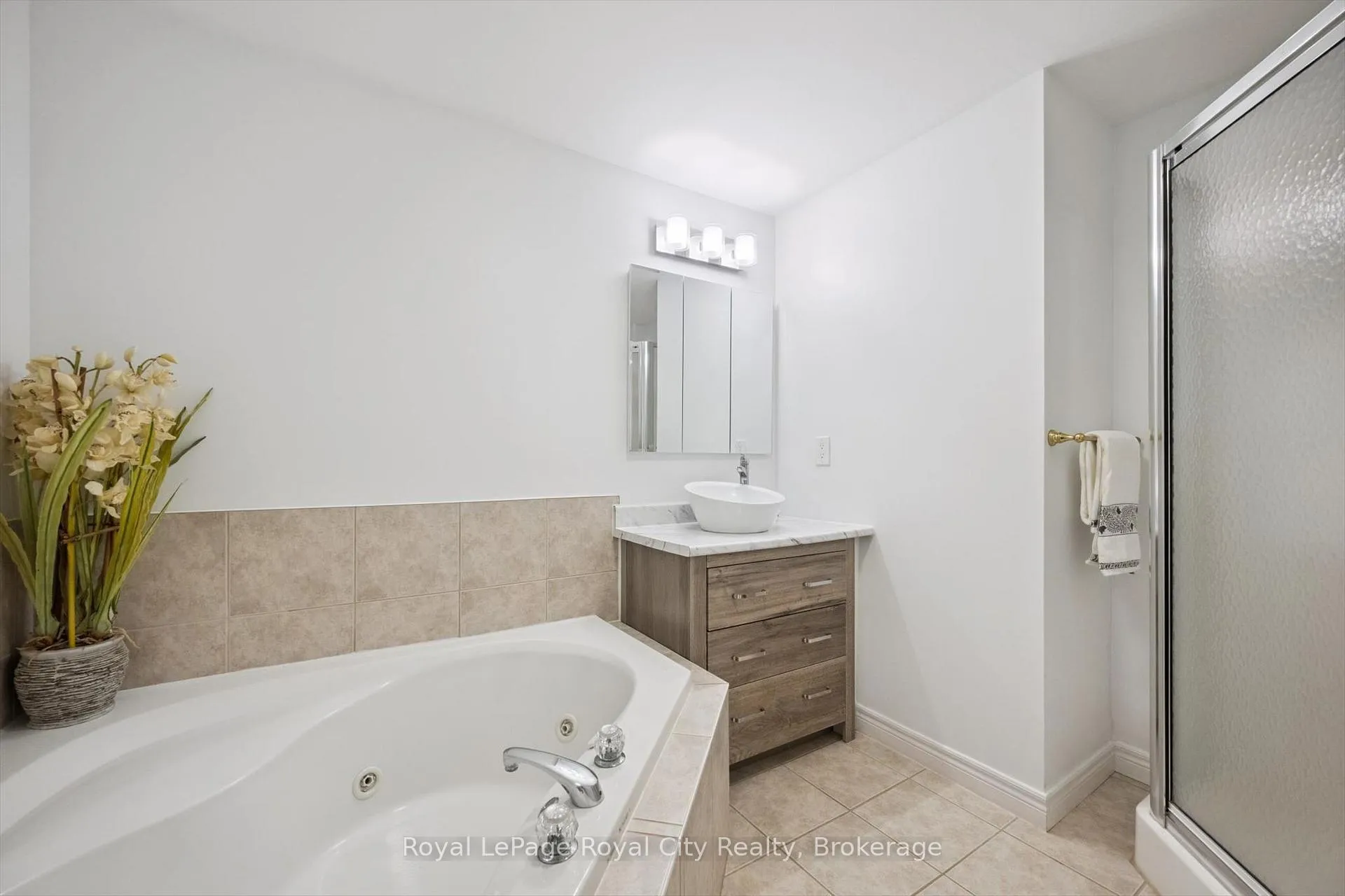 Photo 23 of 462 Lausanne Crescent, Waterloo, Beechwood West — HOMEH