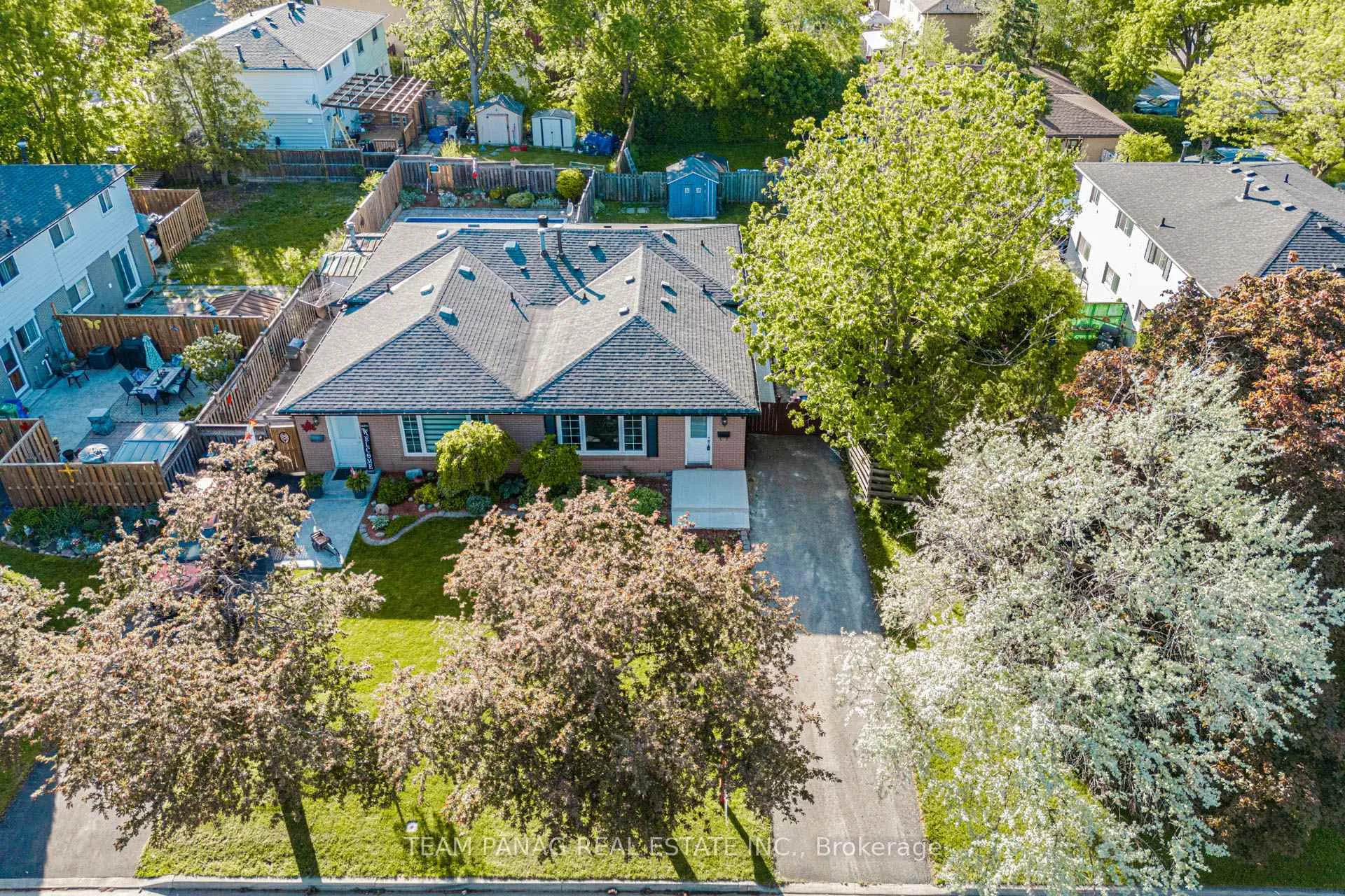 Photo 2 of 141 Fallingdale Crescent, Brampton, Southgate — HOMEH