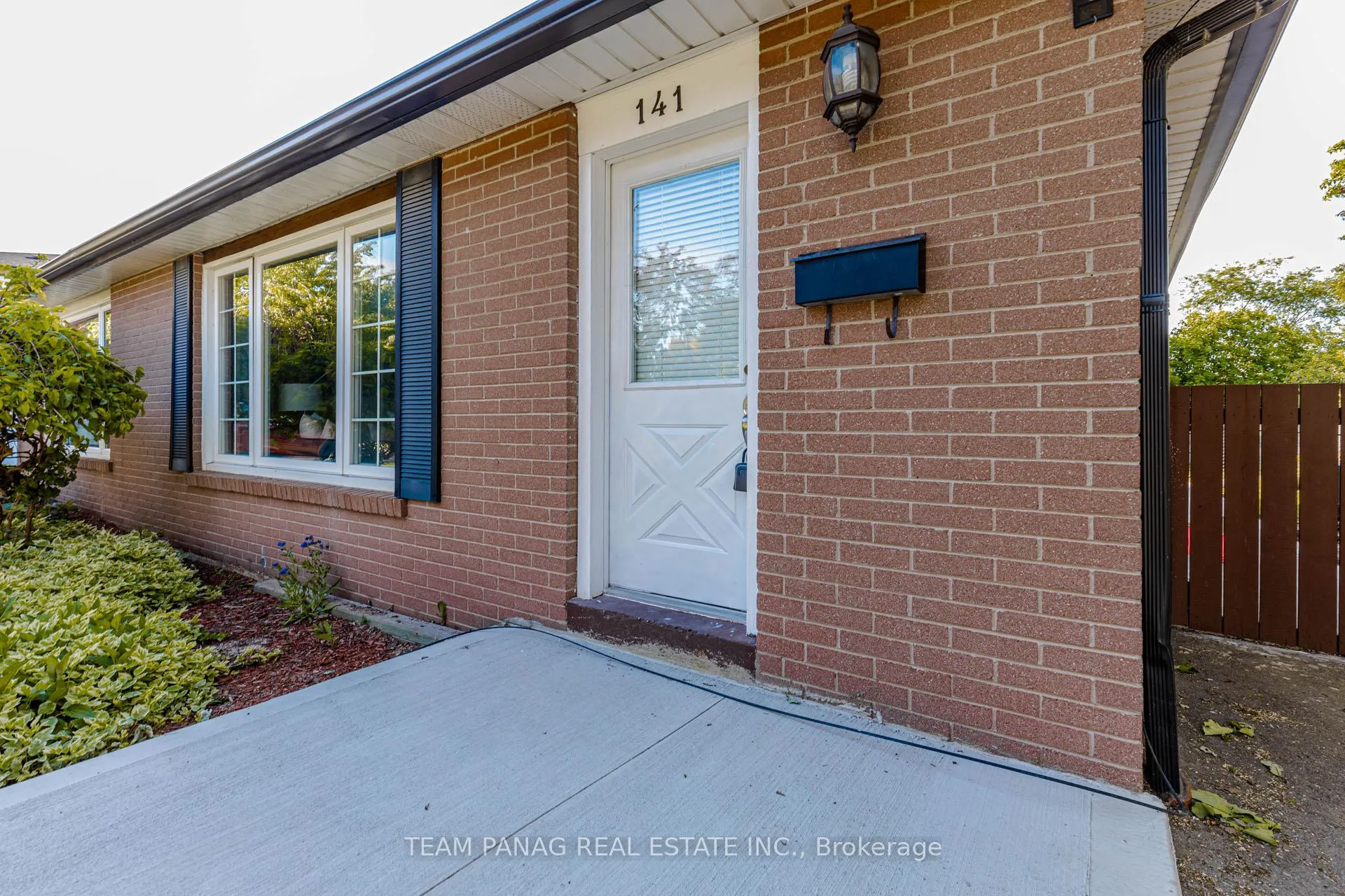 Photo 4 of 141 Fallingdale Crescent, Brampton, Southgate — HOMEH