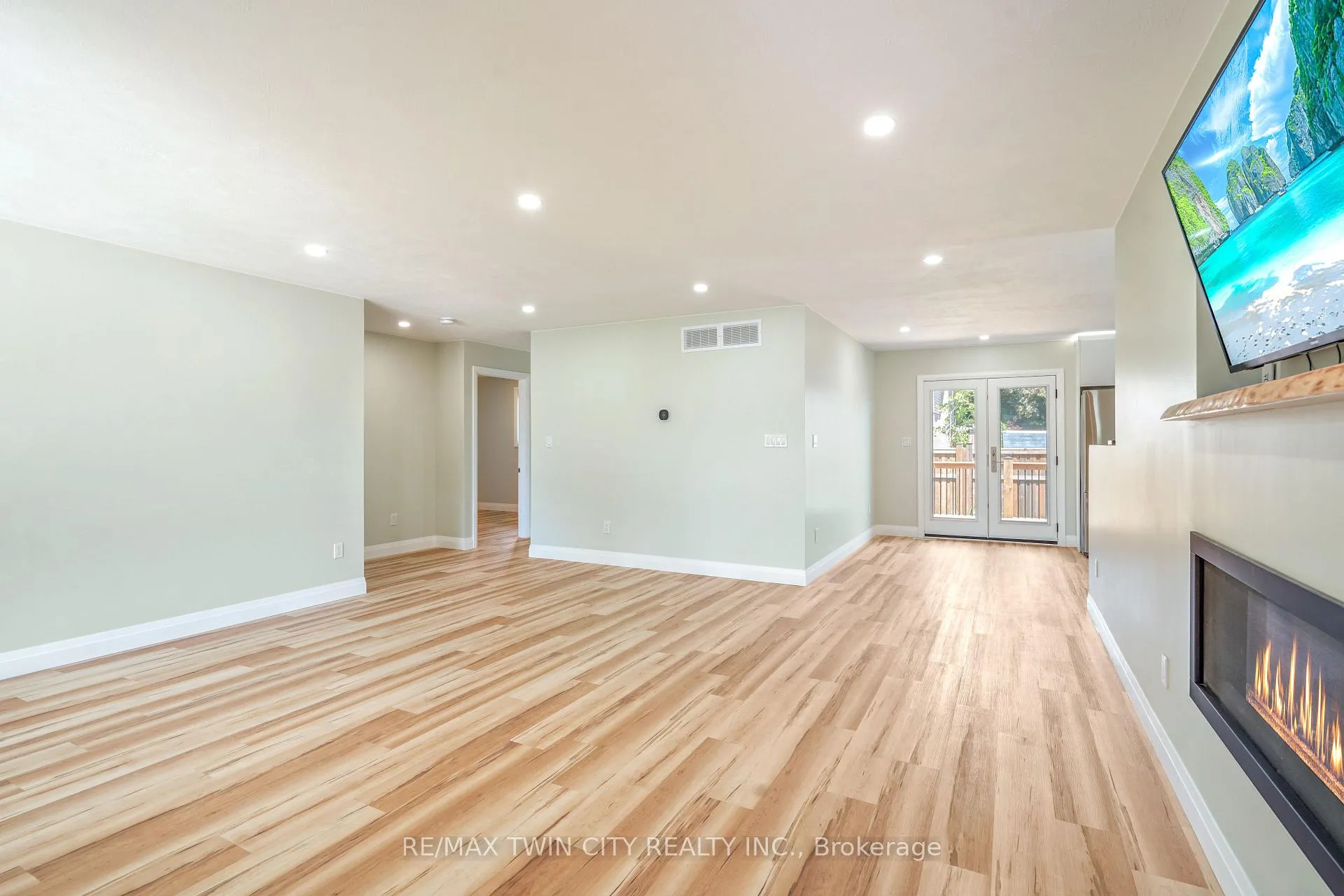Photo 6 of 33 Tanglewood Terrace, Brantford, Brier Park — HOMEH