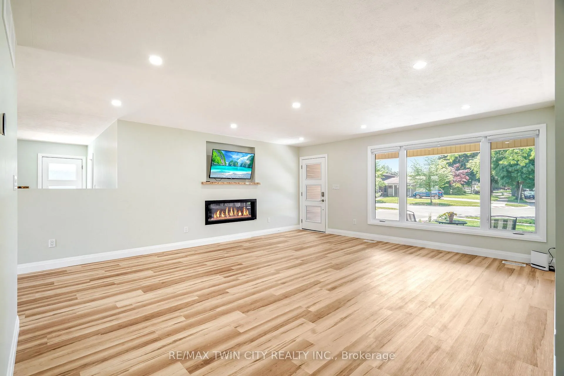 Photo 8 of 33 Tanglewood Terrace, Brantford, Brier Park — HOMEH