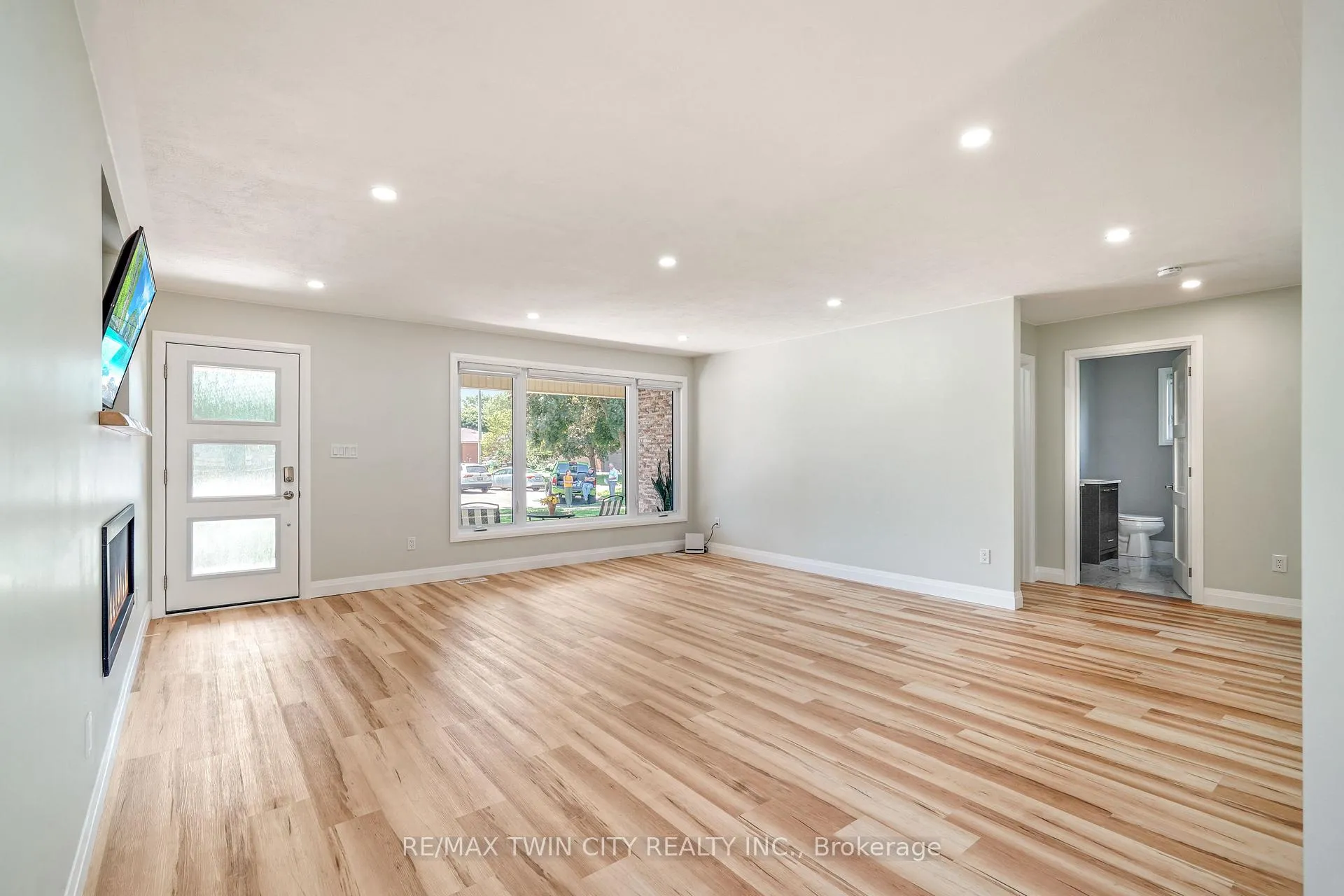 Photo 11 of 33 Tanglewood Terrace, Brantford, Brier Park — HOMEH