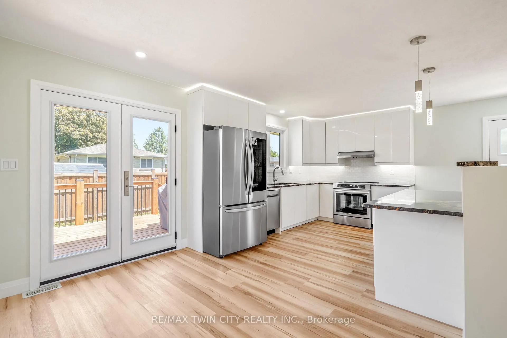 Photo 12 of 33 Tanglewood Terrace, Brantford, Brier Park — HOMEH
