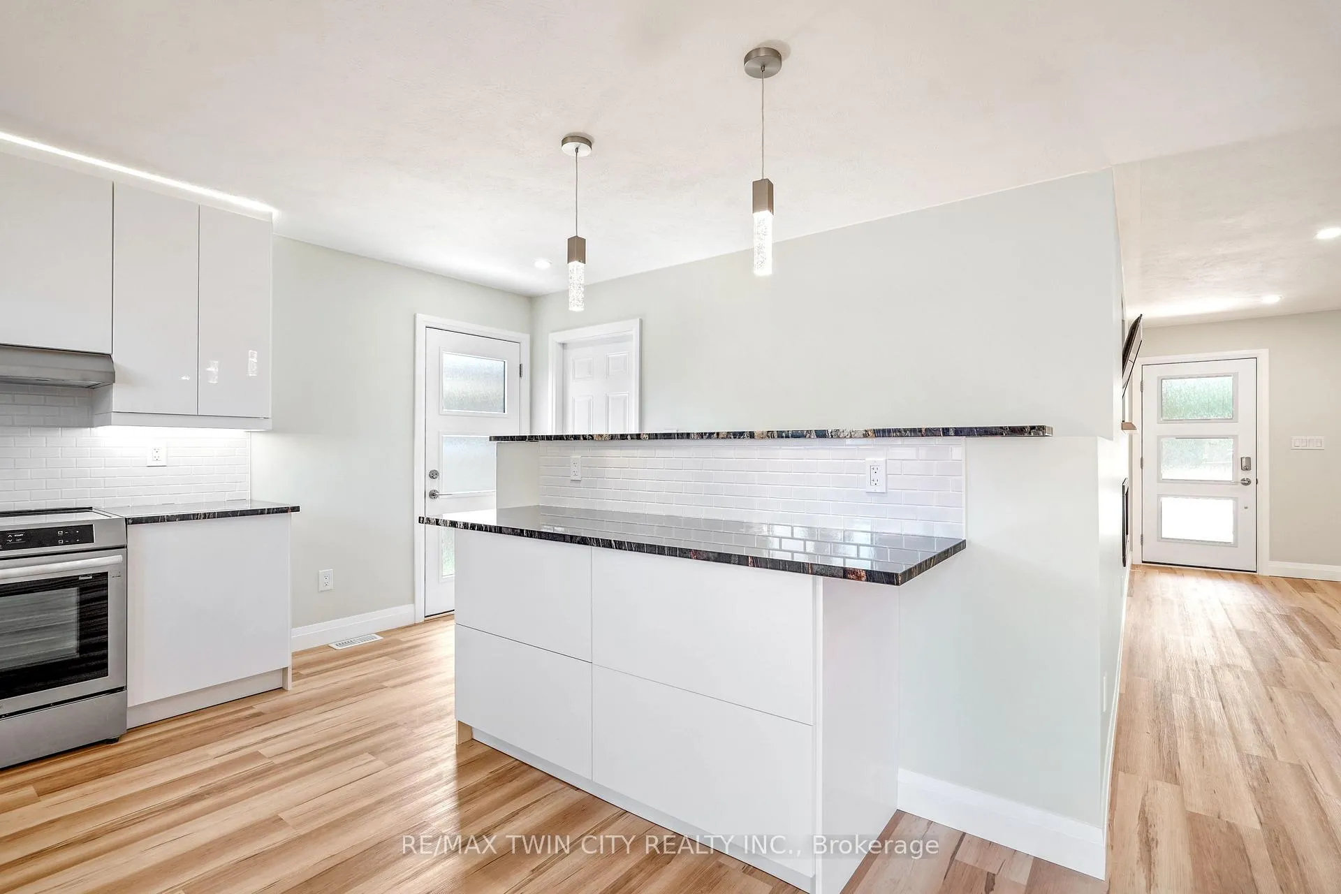 Photo 13 of 33 Tanglewood Terrace, Brantford, Brier Park — HOMEH