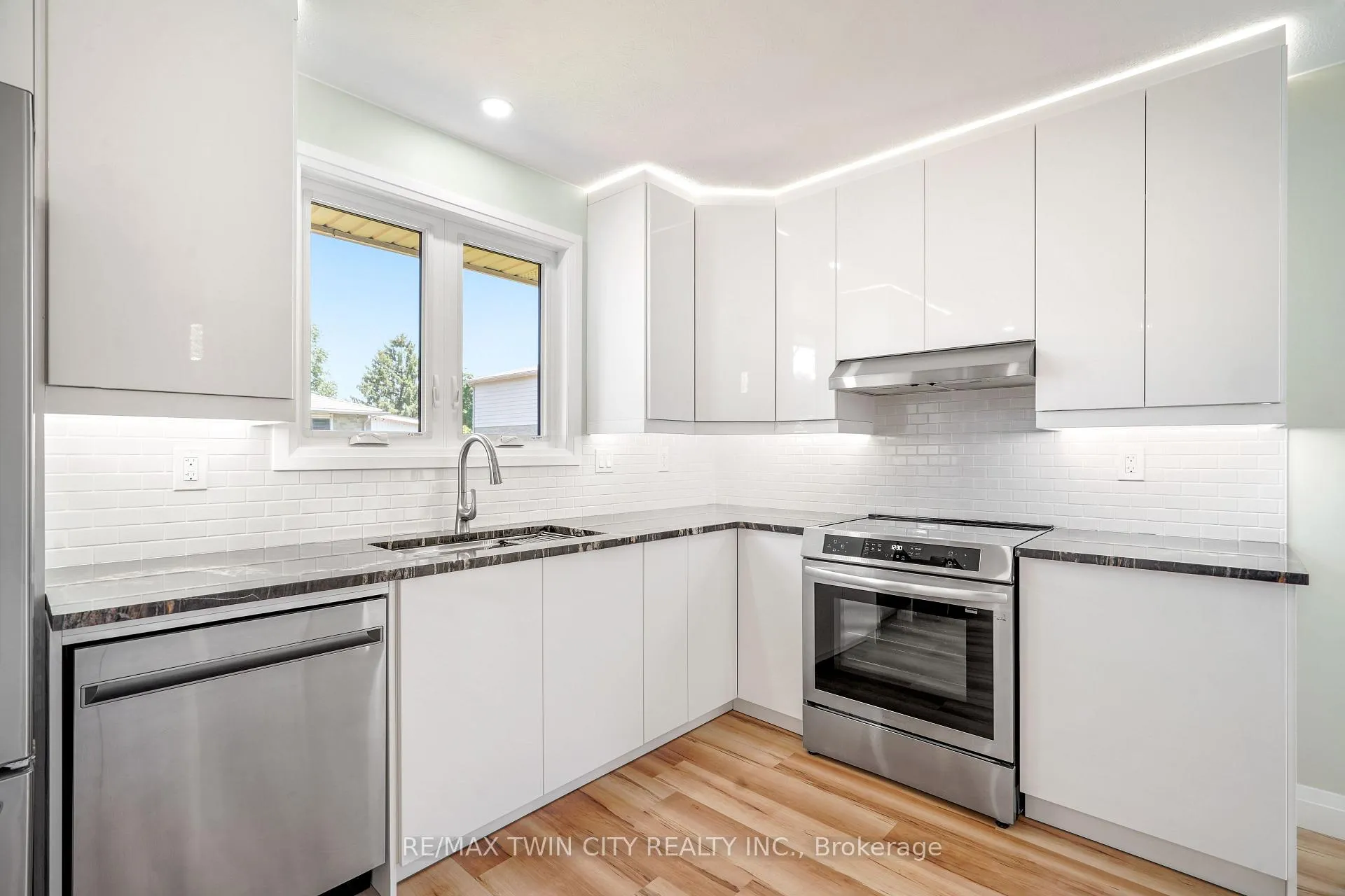 Photo 14 of 33 Tanglewood Terrace, Brantford, Brier Park — HOMEH