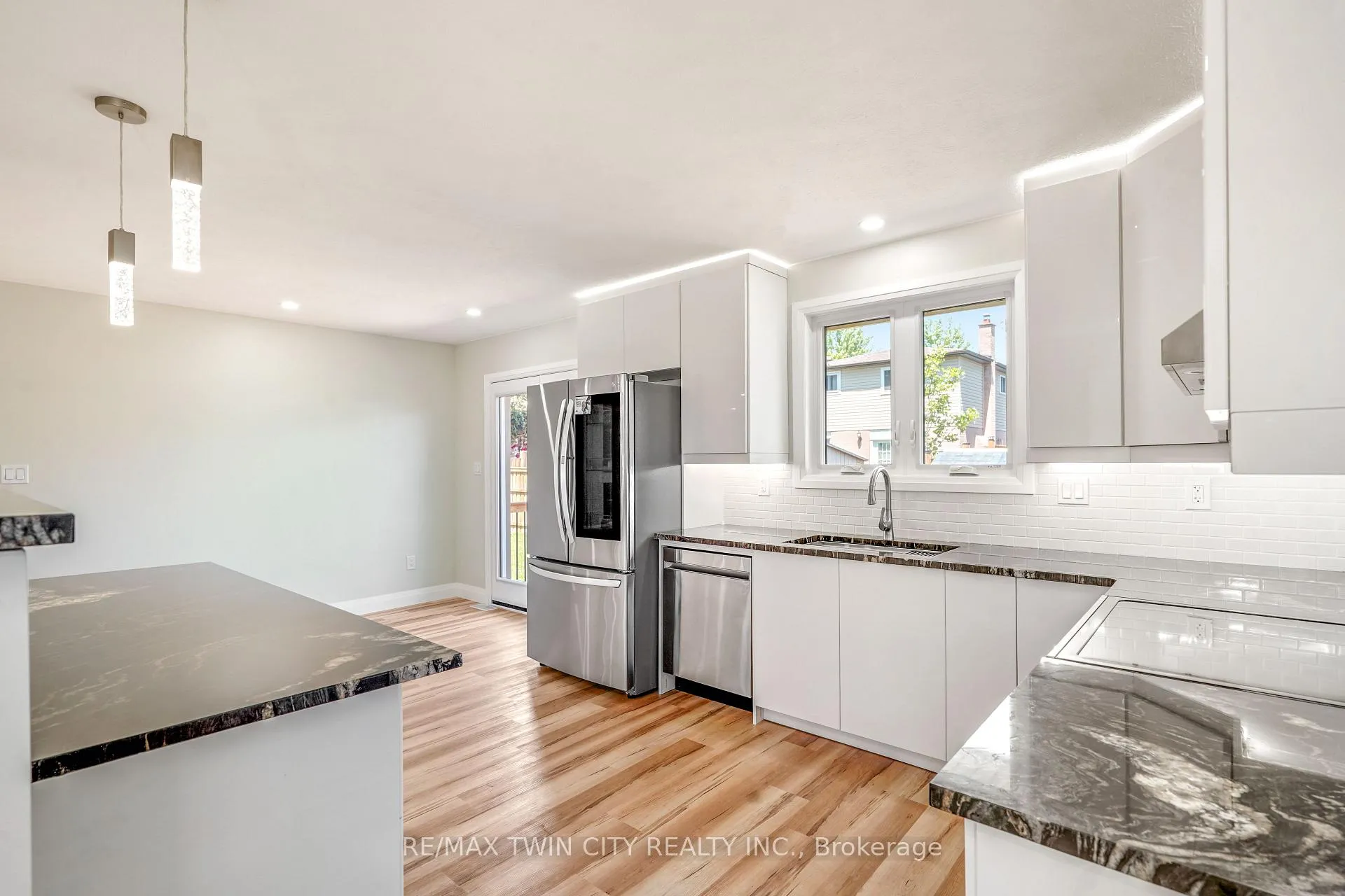 Photo 15 of 33 Tanglewood Terrace, Brantford, Brier Park — HOMEH