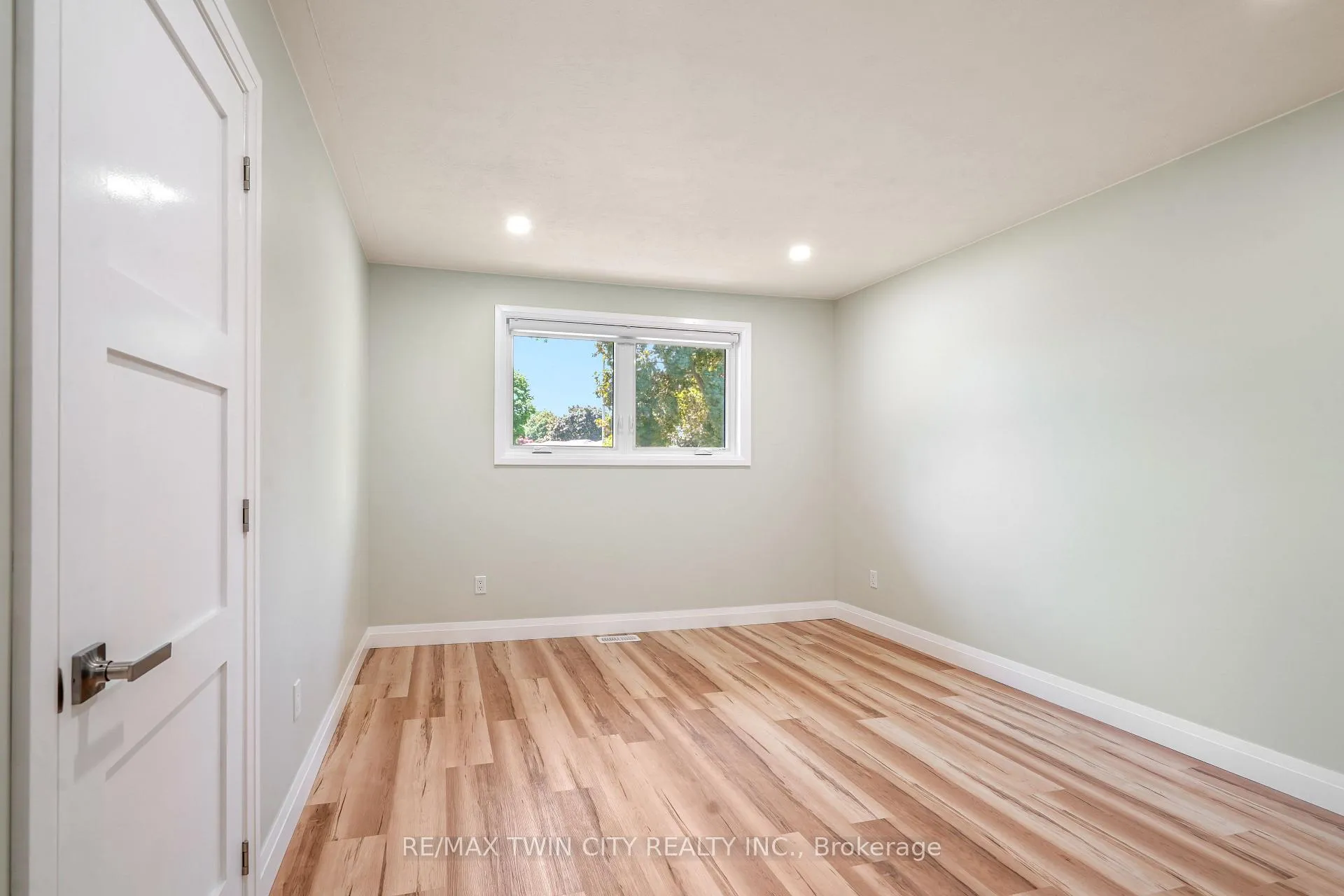 Photo 17 of 33 Tanglewood Terrace, Brantford, Brier Park — HOMEH