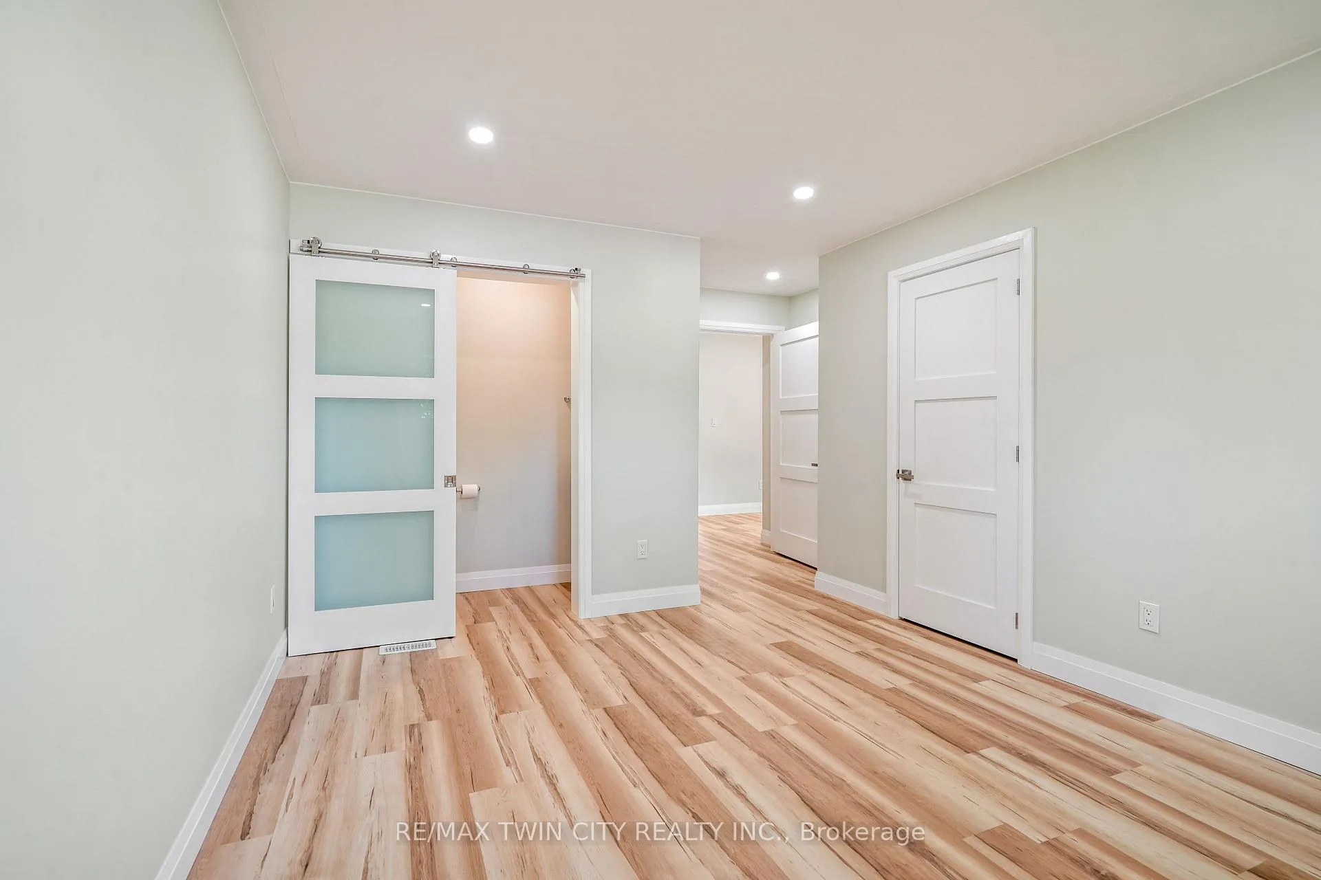 Photo 18 of 33 Tanglewood Terrace, Brantford, Brier Park — HOMEH