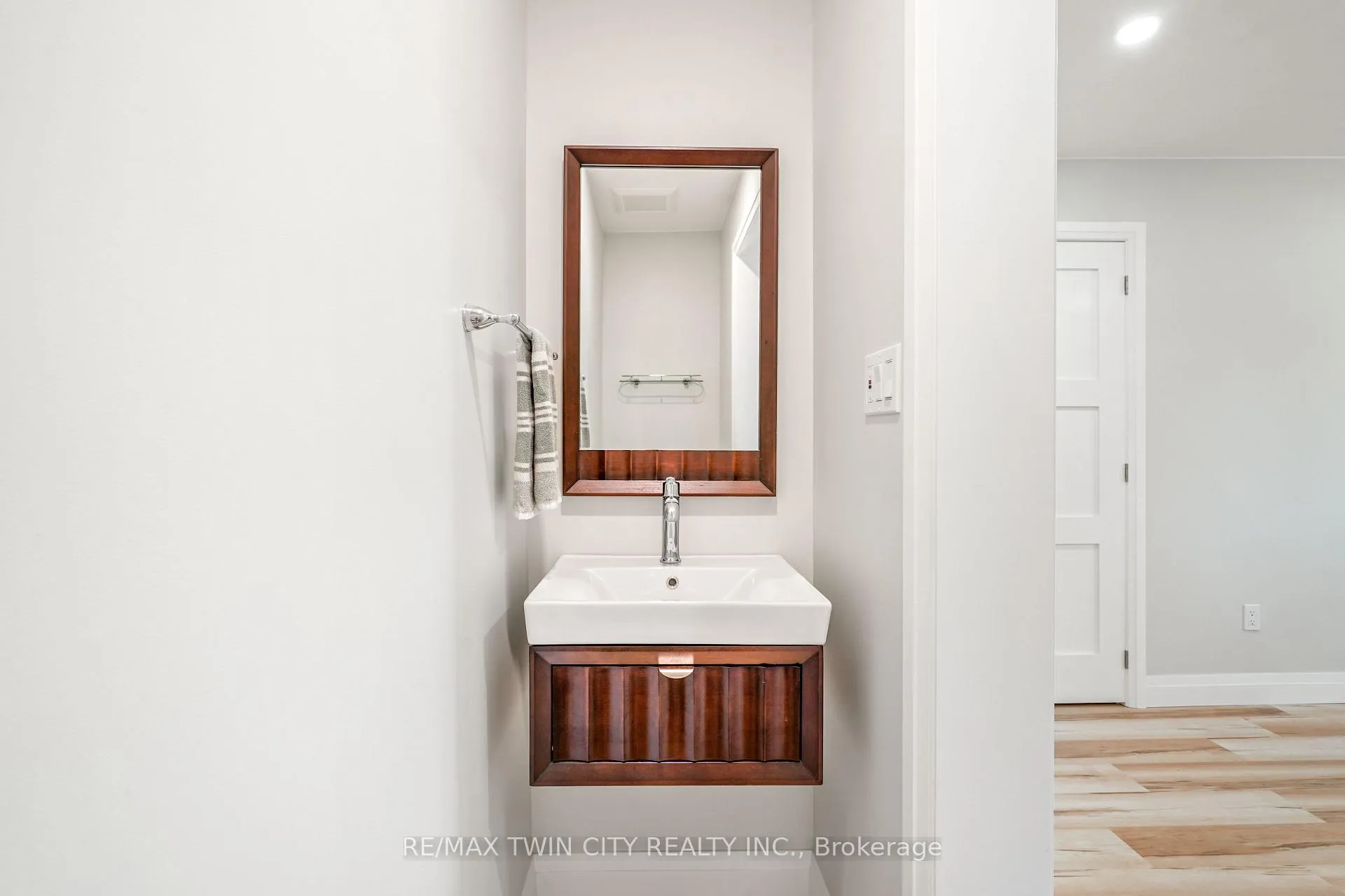 Photo 19 of 33 Tanglewood Terrace, Brantford, Brier Park — HOMEH