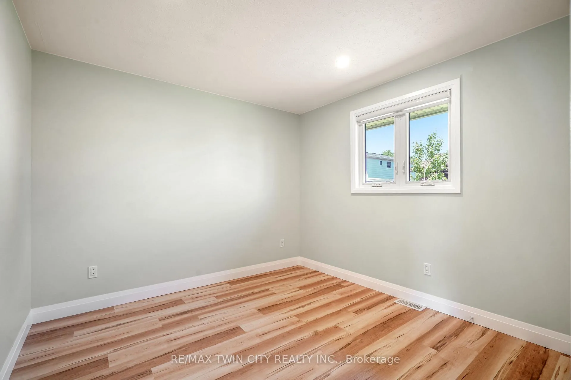 Photo 21 of 33 Tanglewood Terrace, Brantford, Brier Park — HOMEH