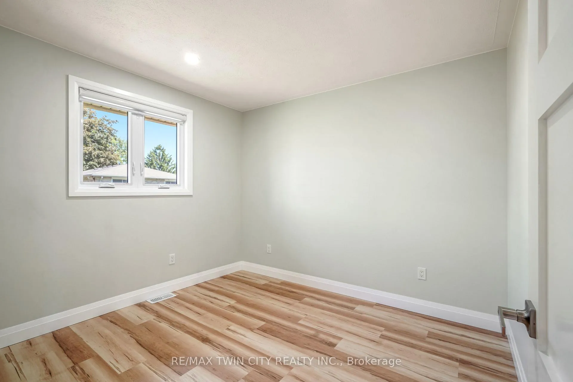 Photo 23 of 33 Tanglewood Terrace, Brantford, Brier Park — HOMEH