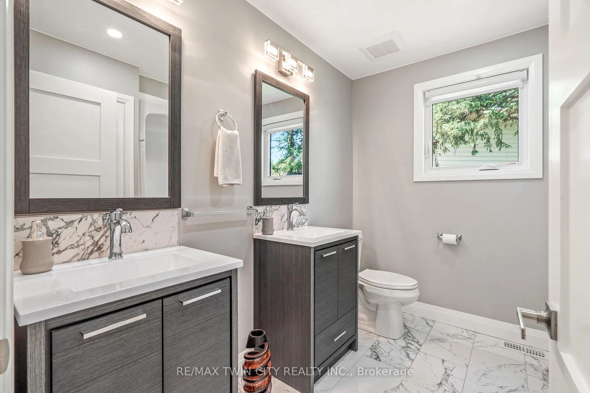 Photo 24 of 33 Tanglewood Terrace, Brantford, Brier Park — HOMEH