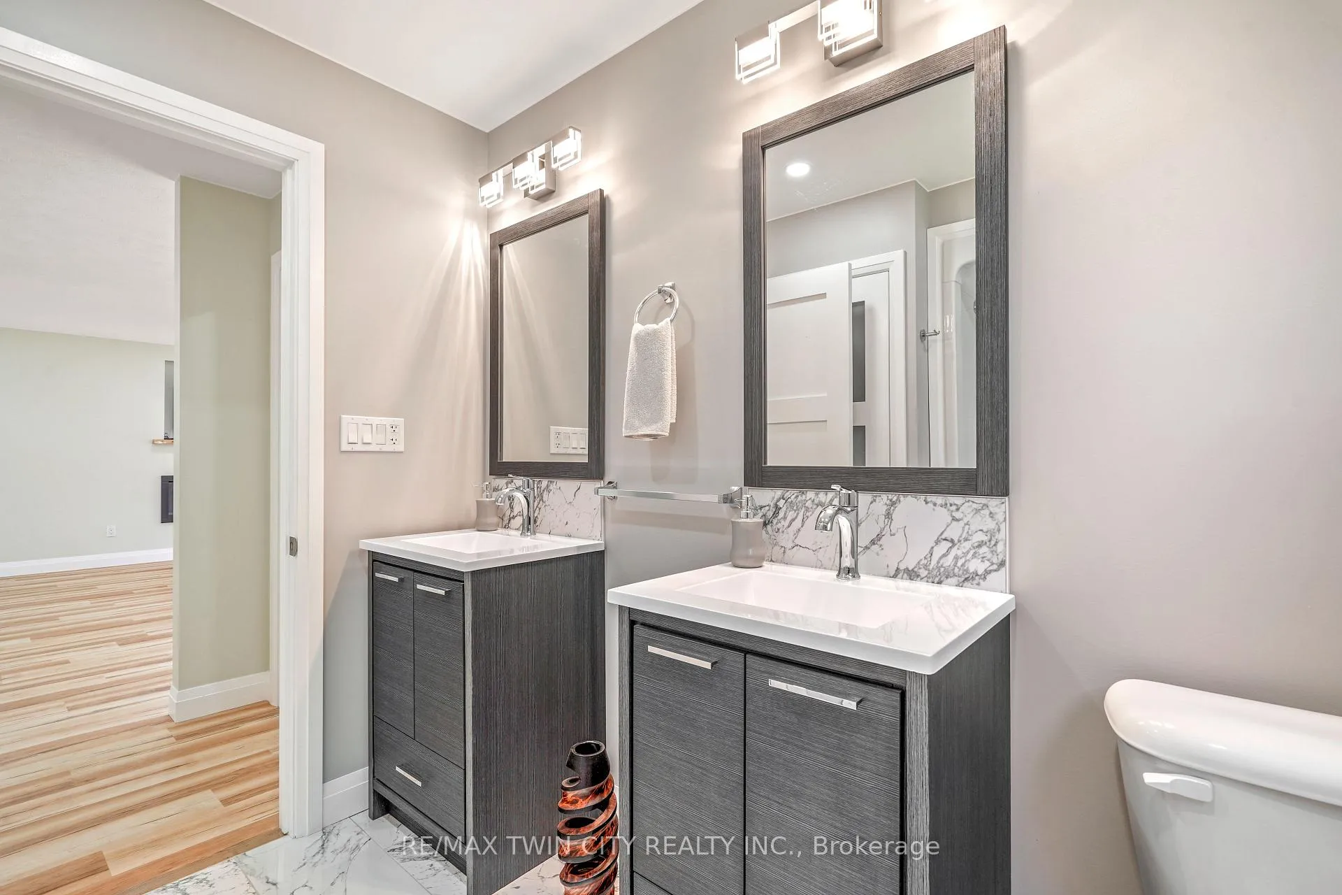 Photo 25 of 33 Tanglewood Terrace, Brantford, Brier Park — HOMEH