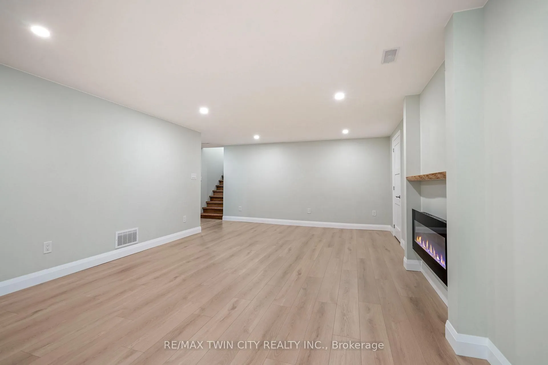 Photo 32 of 33 Tanglewood Terrace, Brantford, Brier Park — HOMEH