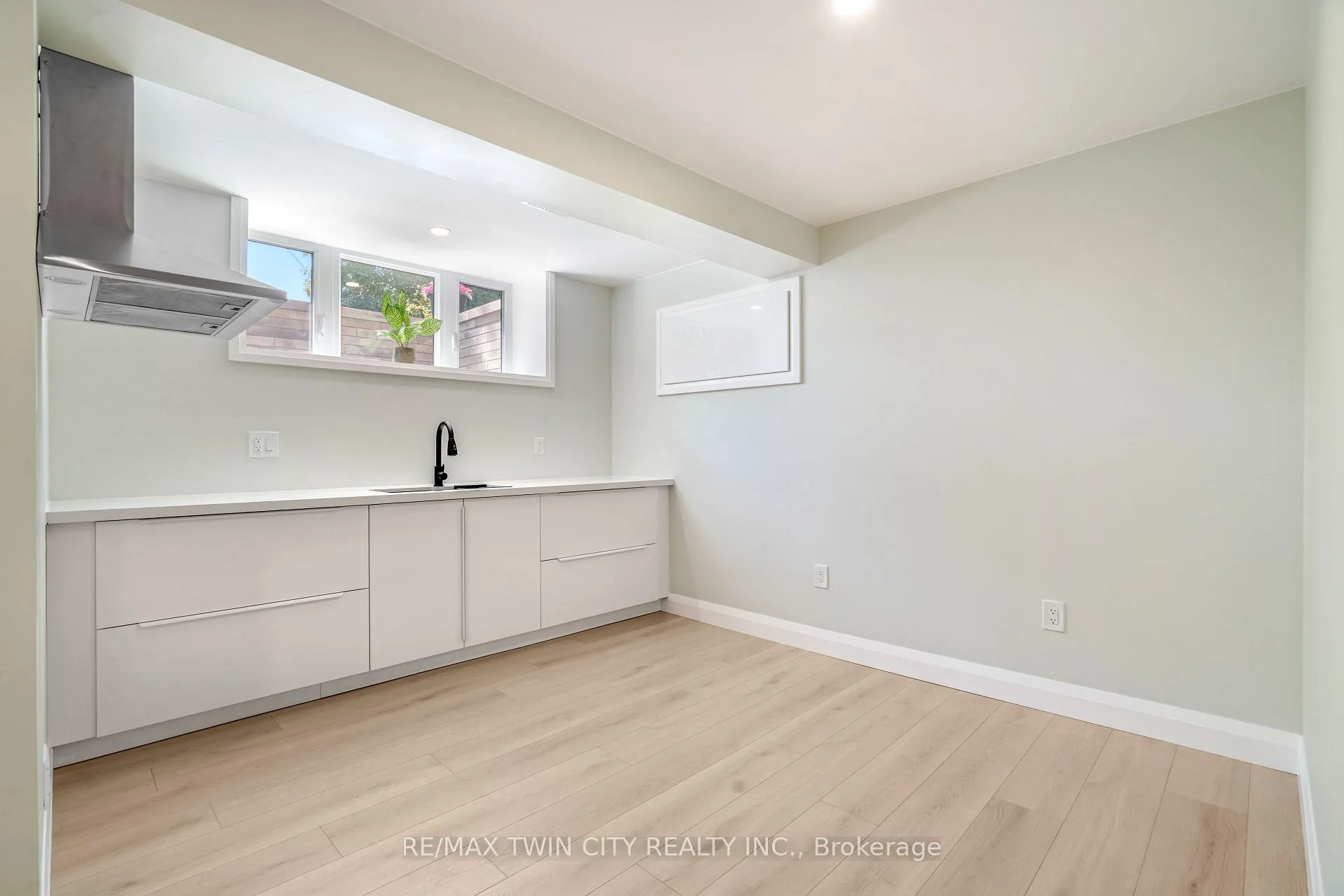 Photo 33 of 33 Tanglewood Terrace, Brantford, Brier Park — HOMEH
