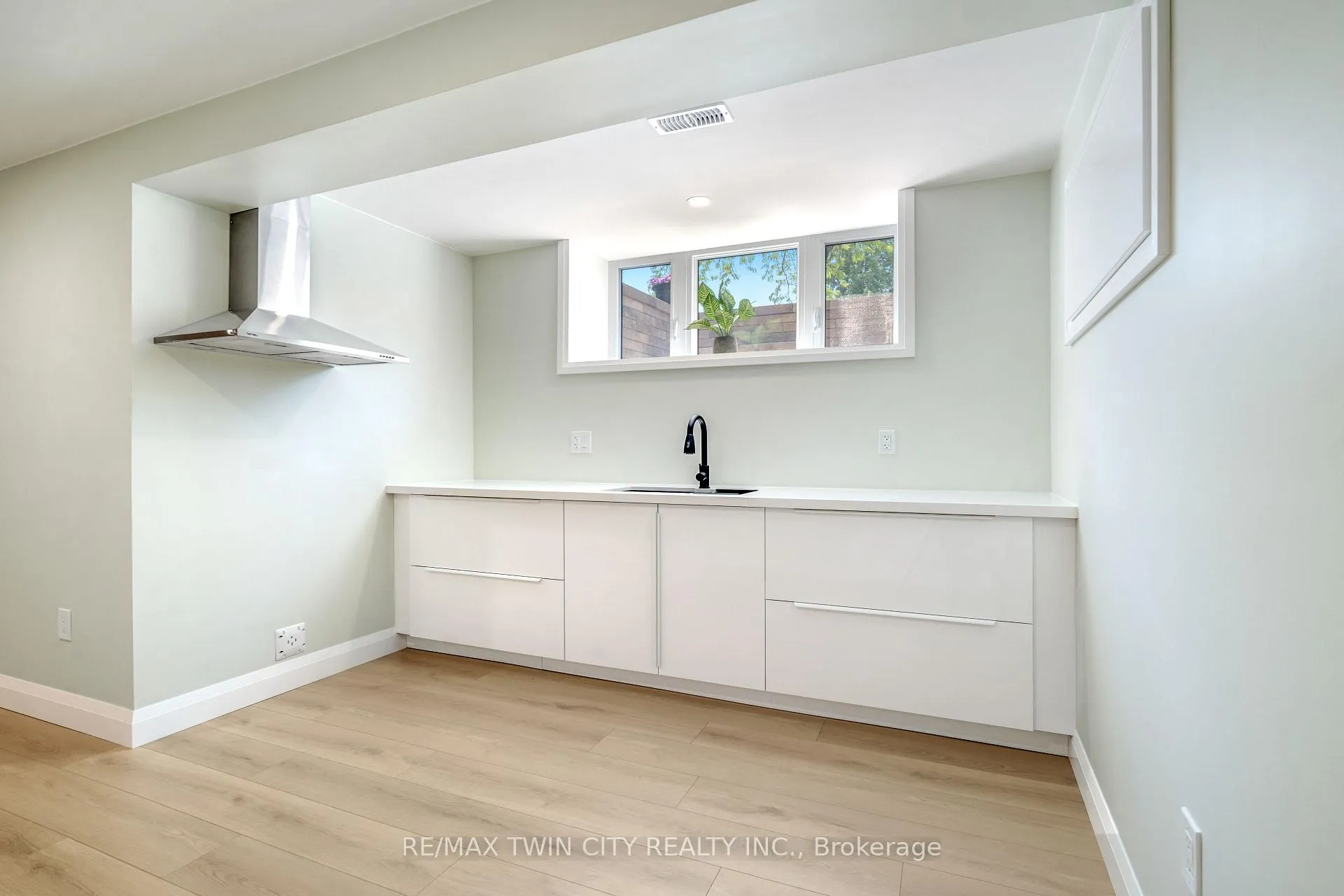 Photo 34 of 33 Tanglewood Terrace, Brantford, Brier Park — HOMEH