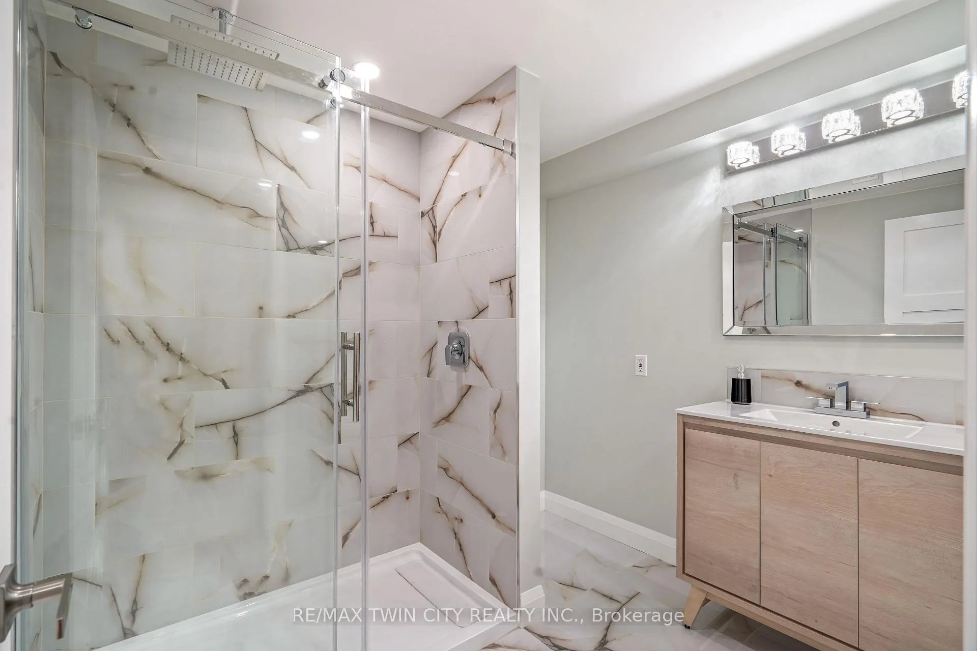 Photo 35 of 33 Tanglewood Terrace, Brantford, Brier Park — HOMEH