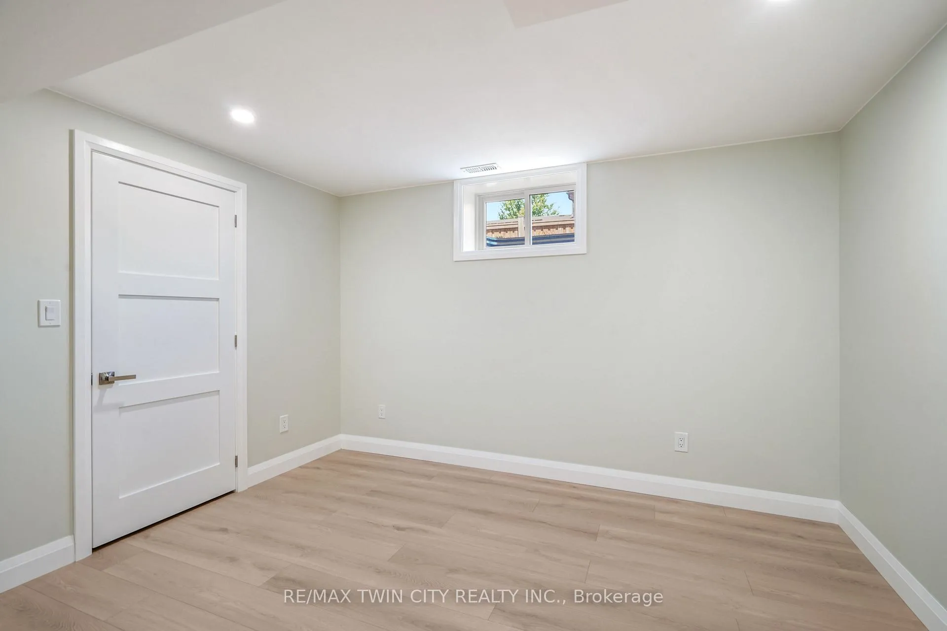 Photo 38 of 33 Tanglewood Terrace, Brantford, Brier Park — HOMEH