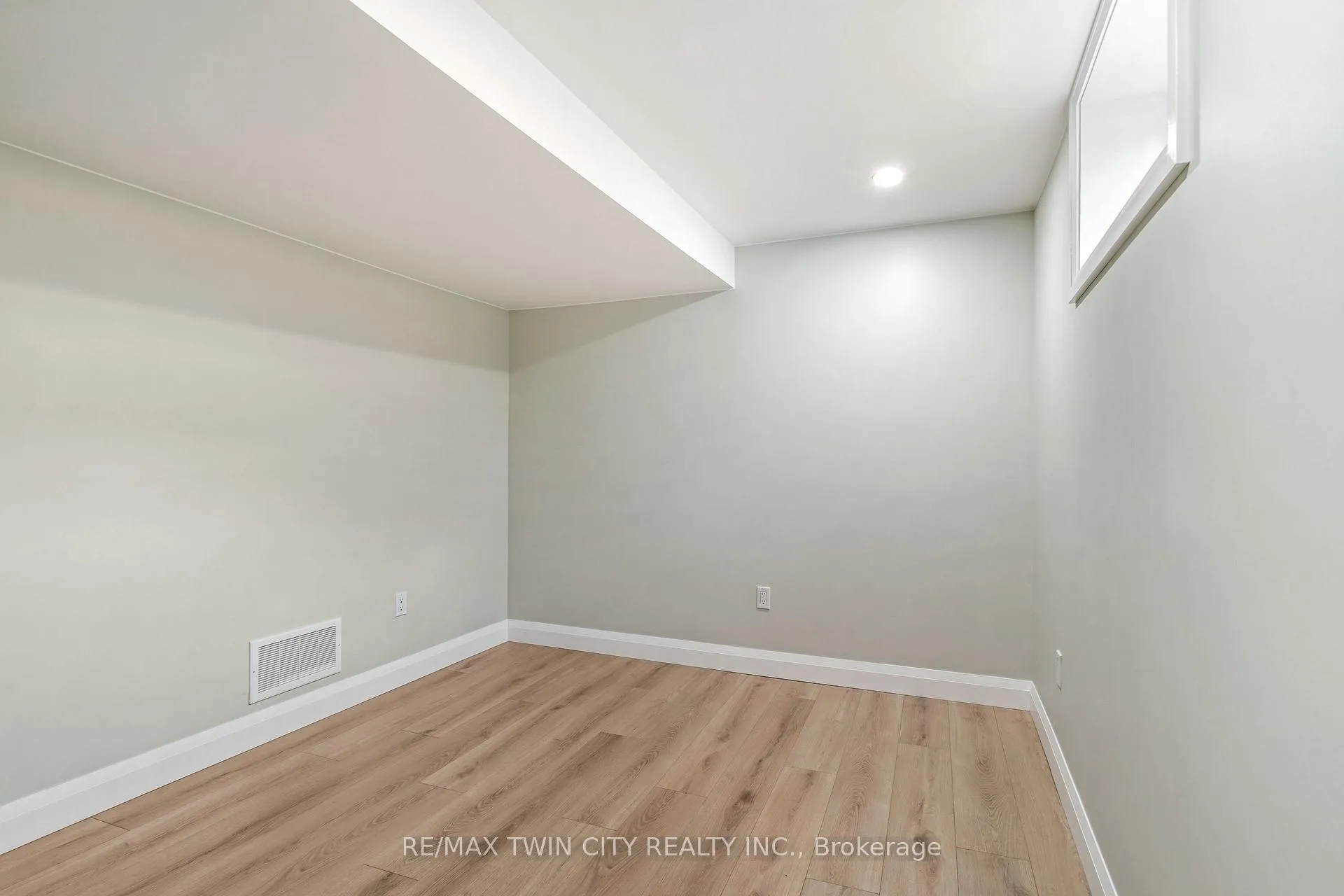 Photo 40 of 33 Tanglewood Terrace, Brantford, Brier Park — HOMEH