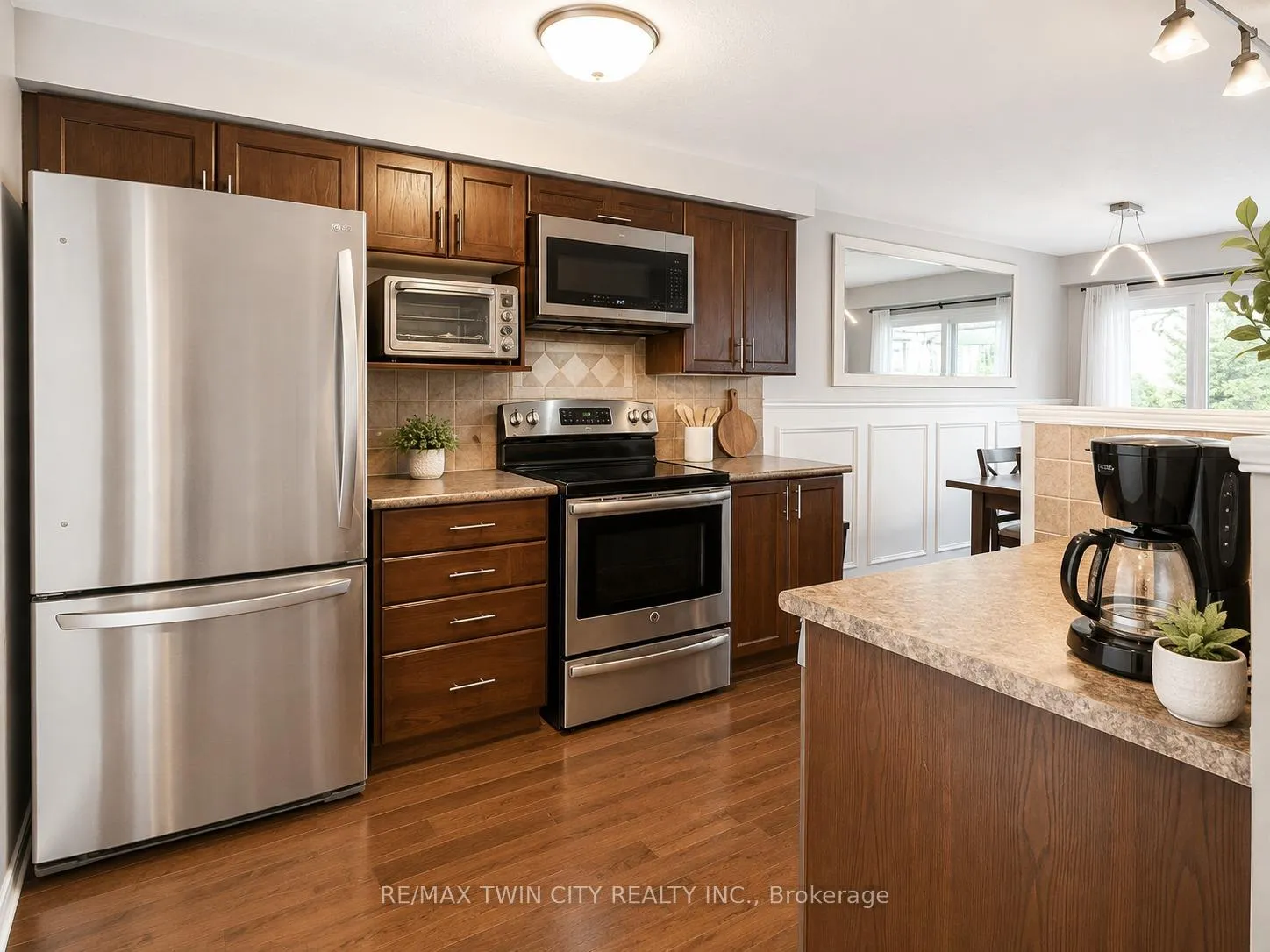 Photo 4 of 506 Activa Avenue, Kitchener, Larentian West — HOMEH
