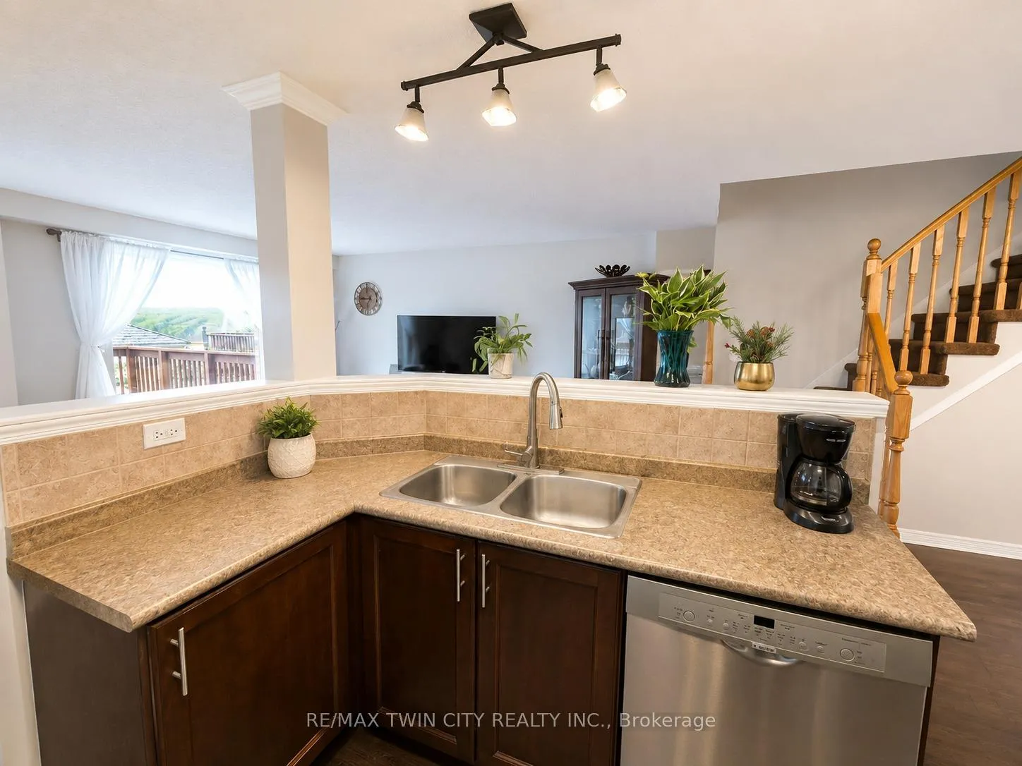 Photo 5 of 506 Activa Avenue, Kitchener, Larentian West — HOMEH