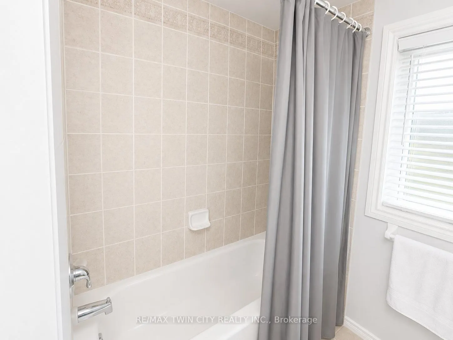 Photo 9 of 506 Activa Avenue, Kitchener, Larentian West — HOMEH