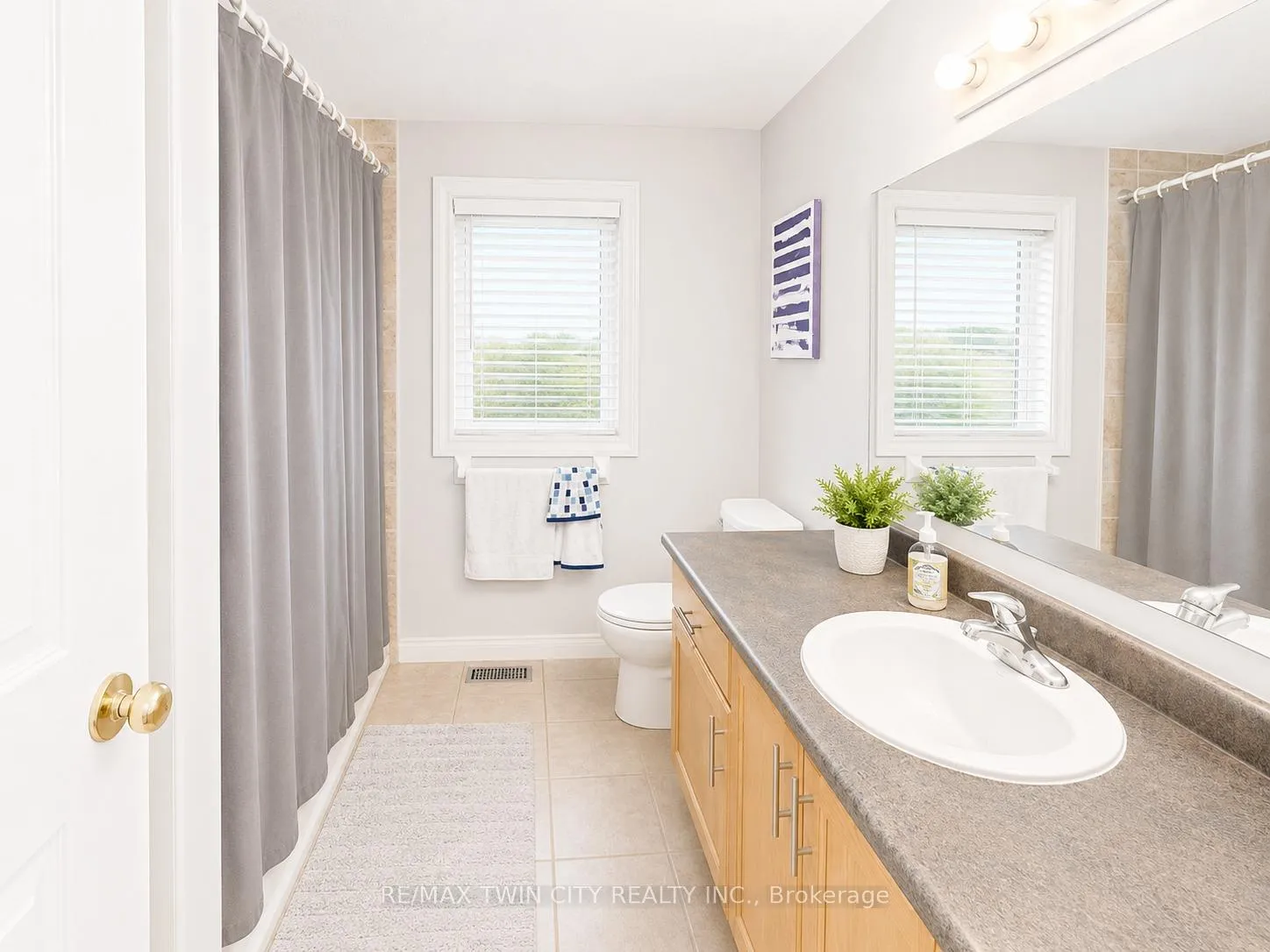 Photo 14 of 506 Activa Avenue, Kitchener, Larentian West — HOMEH