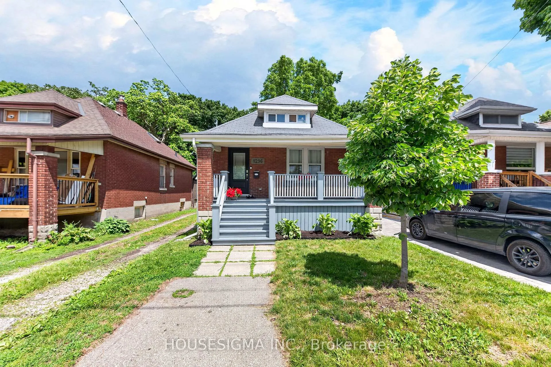 Front of 1296 York Street