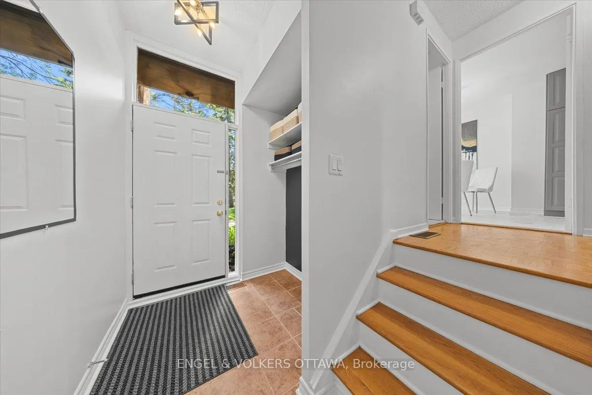Photo 2 of 34 Viewpointe Private, Ottawa, Mooneys Bay/Riverside Park — HOMEH