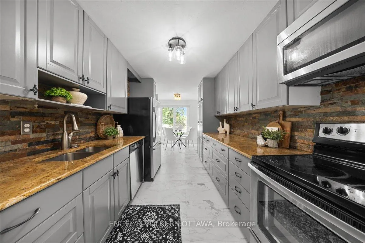 Photo 9 of 34 Viewpointe Private, Ottawa, Mooneys Bay/Riverside Park — HOMEH