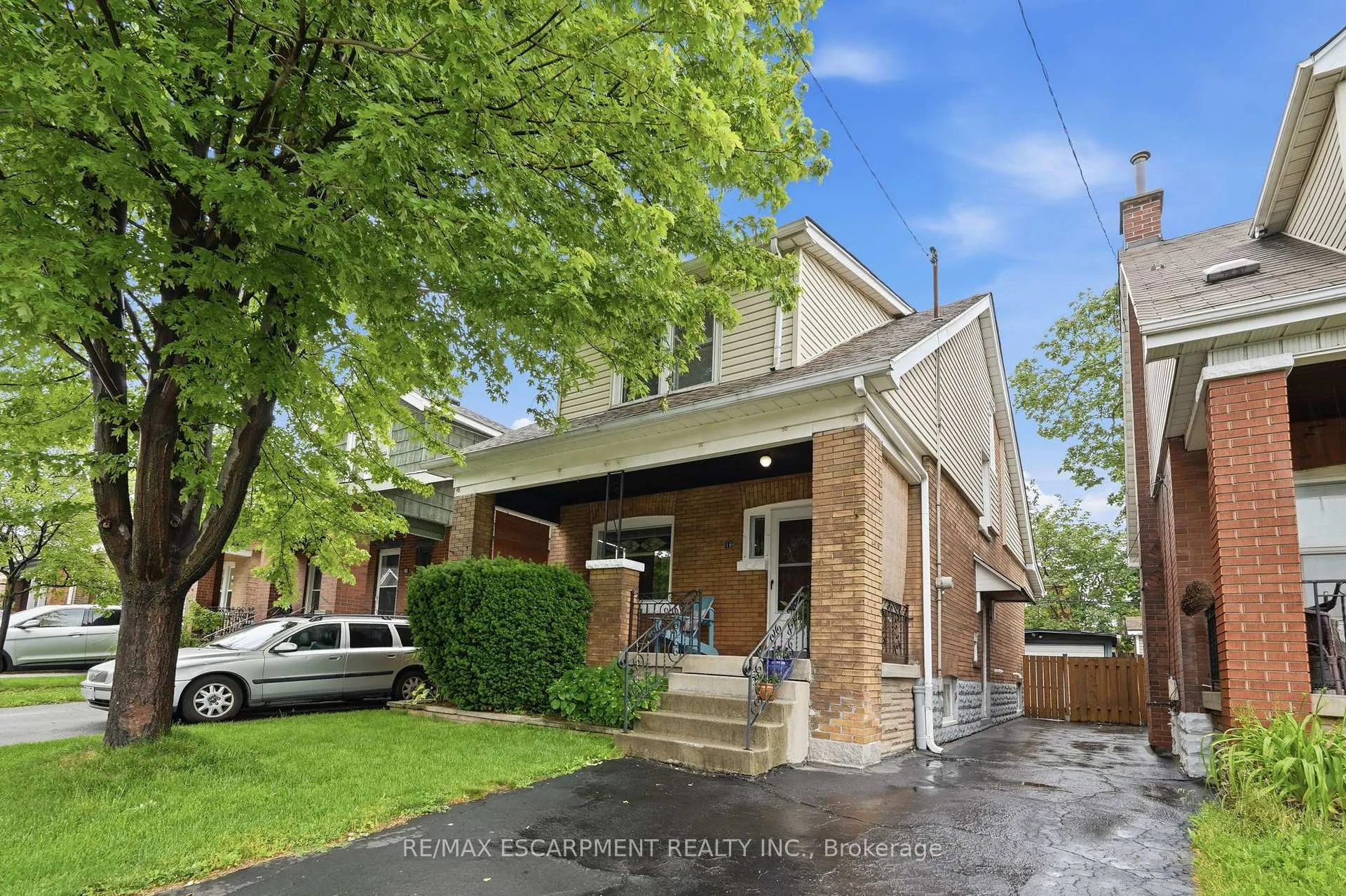 Front of 16 Connaught Avenue N