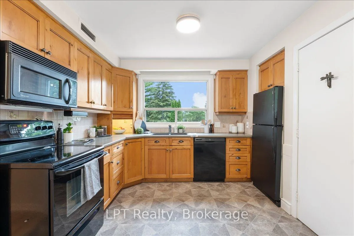Photo 17 of 173 Switzer Drive, Oshawa, Centennial — HOMEH
