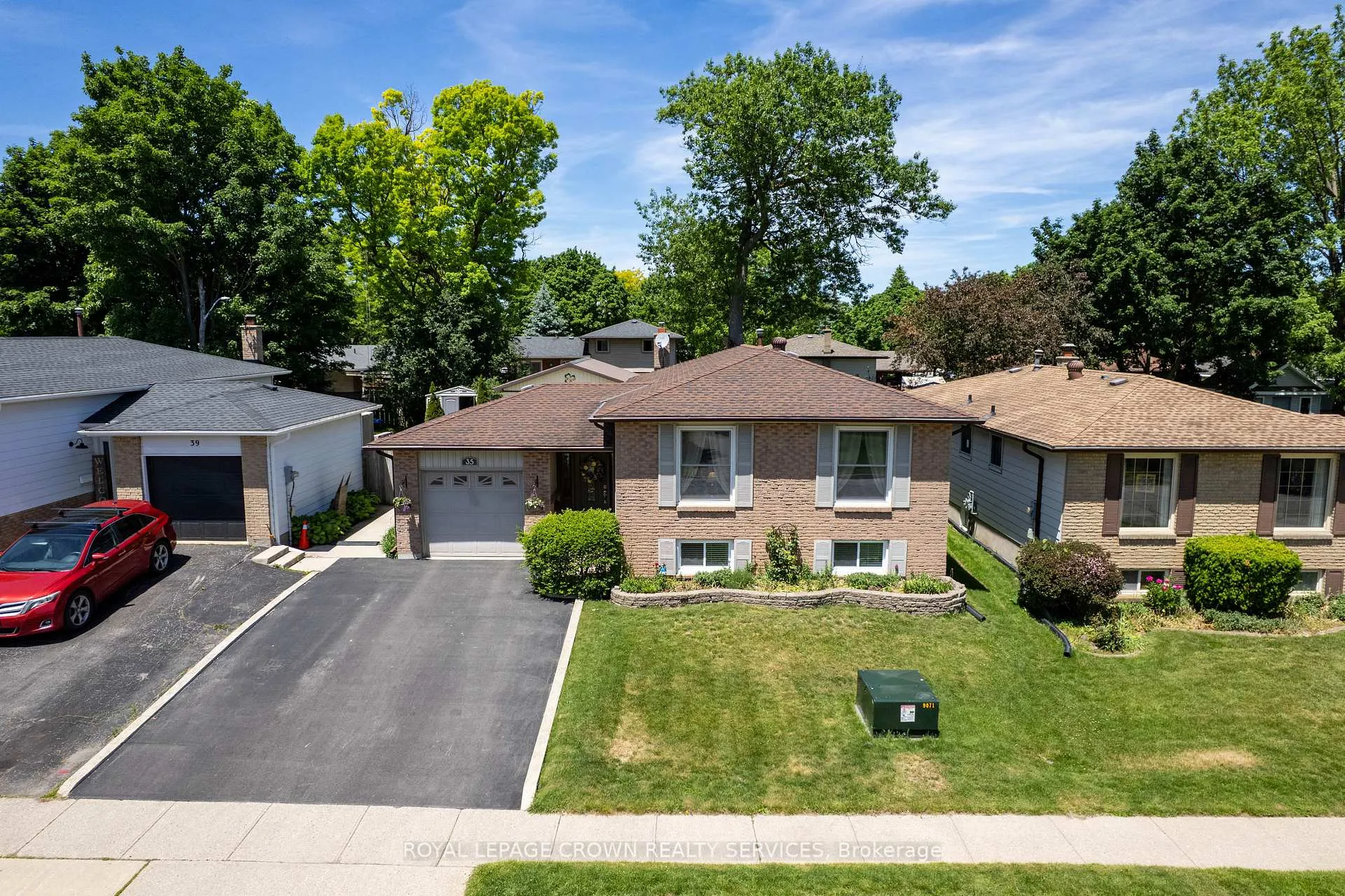 Photo 2 of 35 Barnicke Drive, Cambridge — HOMEH
